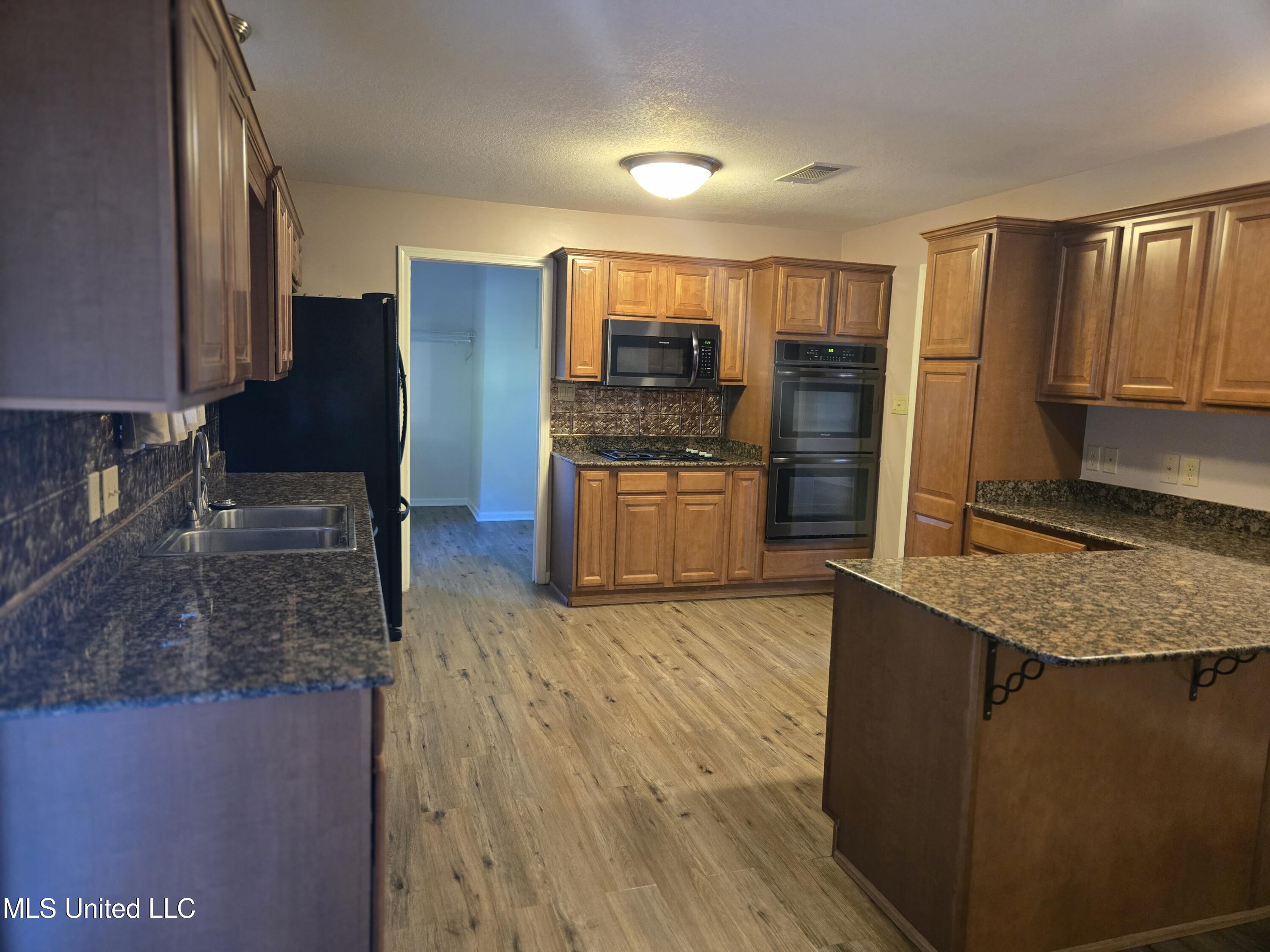 726 Canterbury Drive Property Photo 7