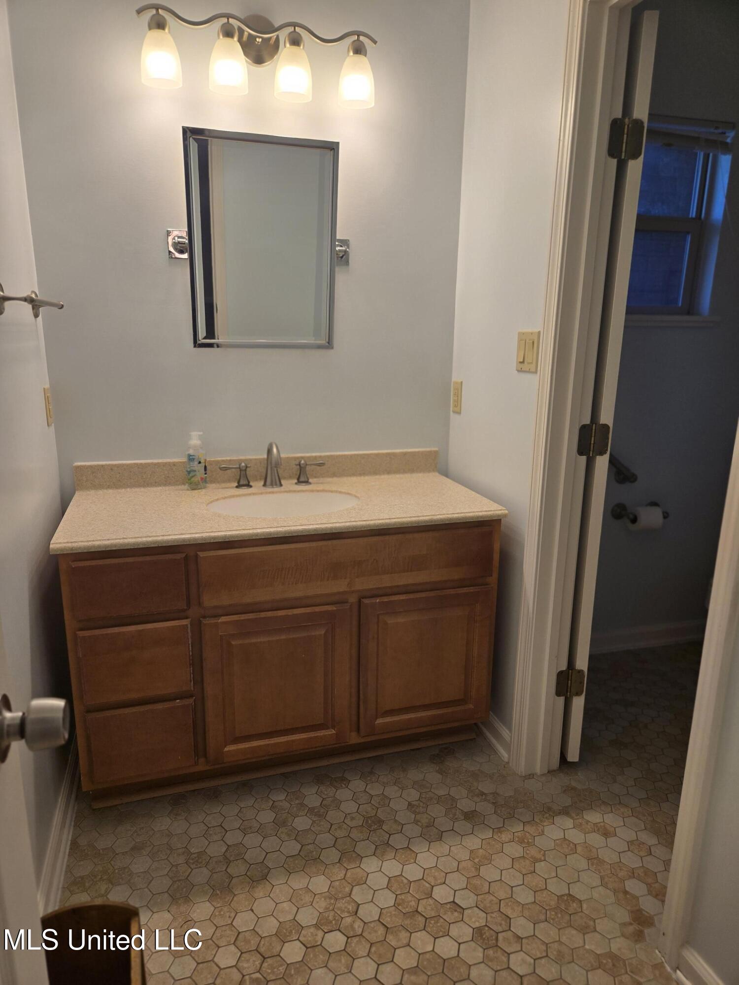 726 Canterbury Drive Property Photo 13