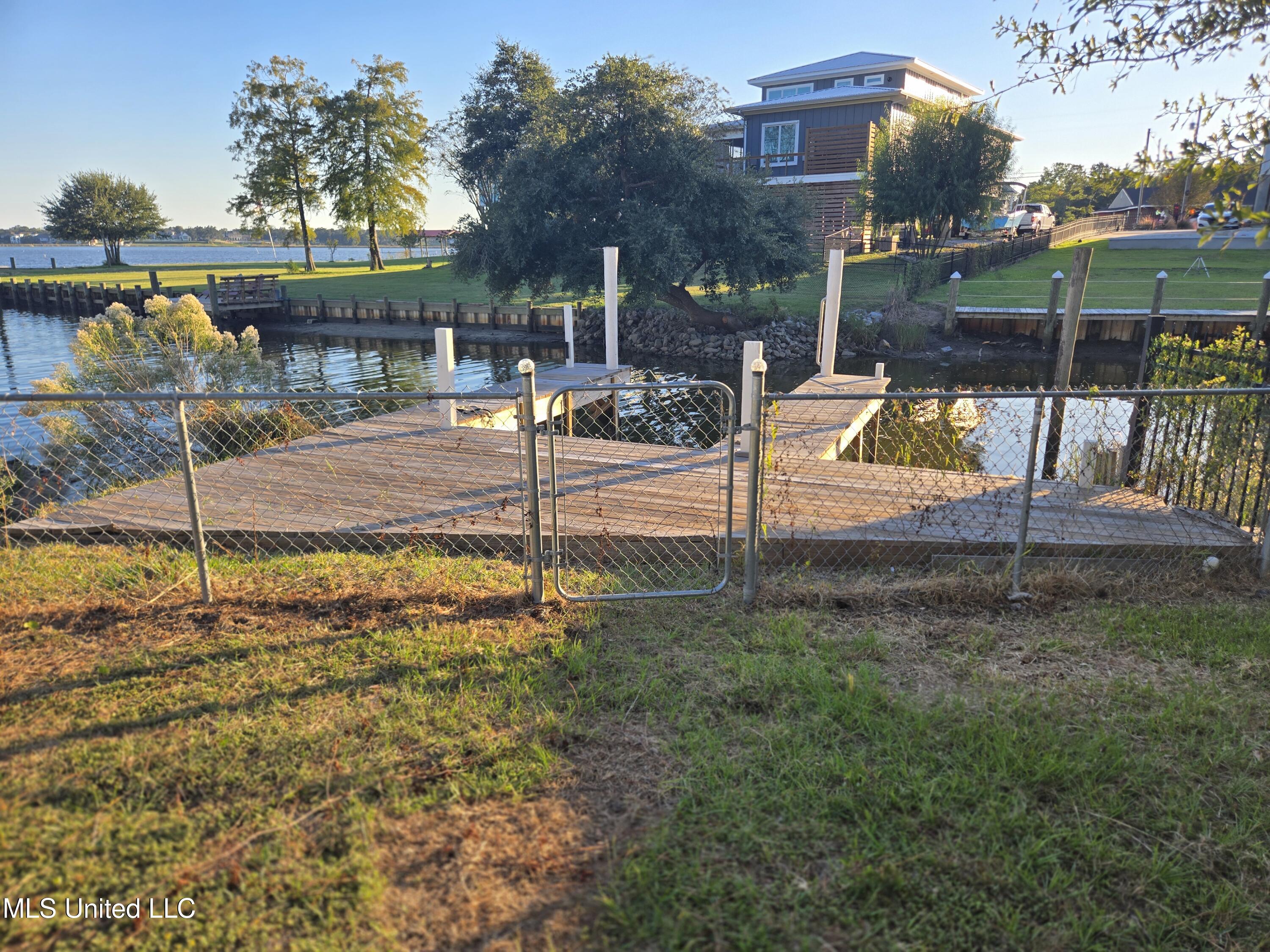 726 Canterbury Drive Property Photo 29