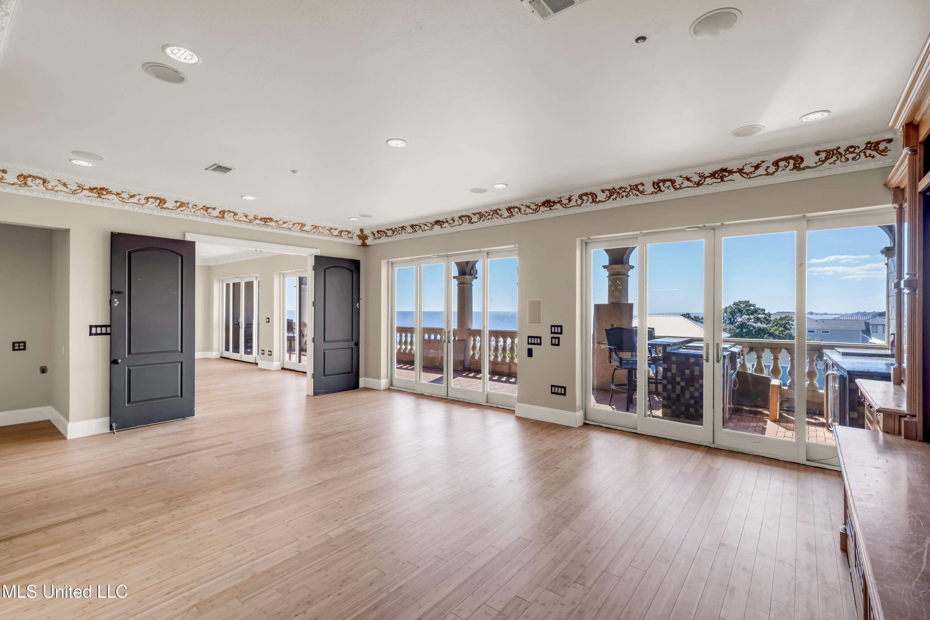 4640 W Beach Boulevard Property Photo 5
