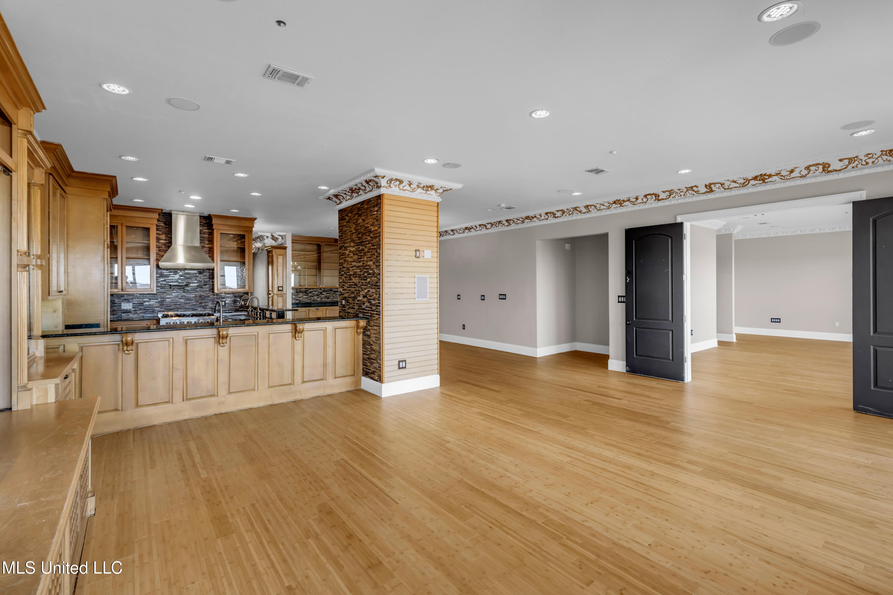 4640 W Beach Boulevard Property Photo 28