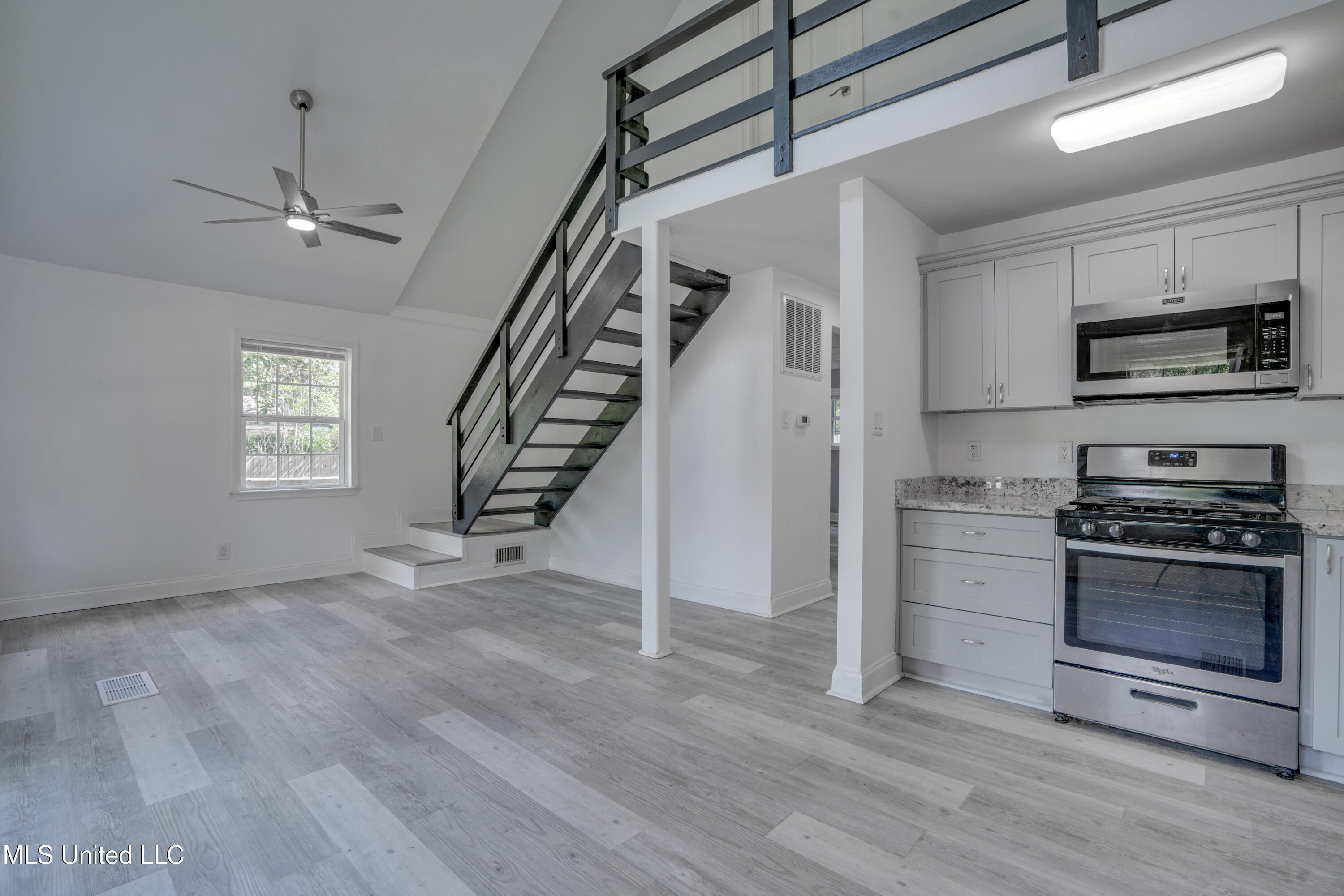 1076-r Lilinoe Way Property Photo 6