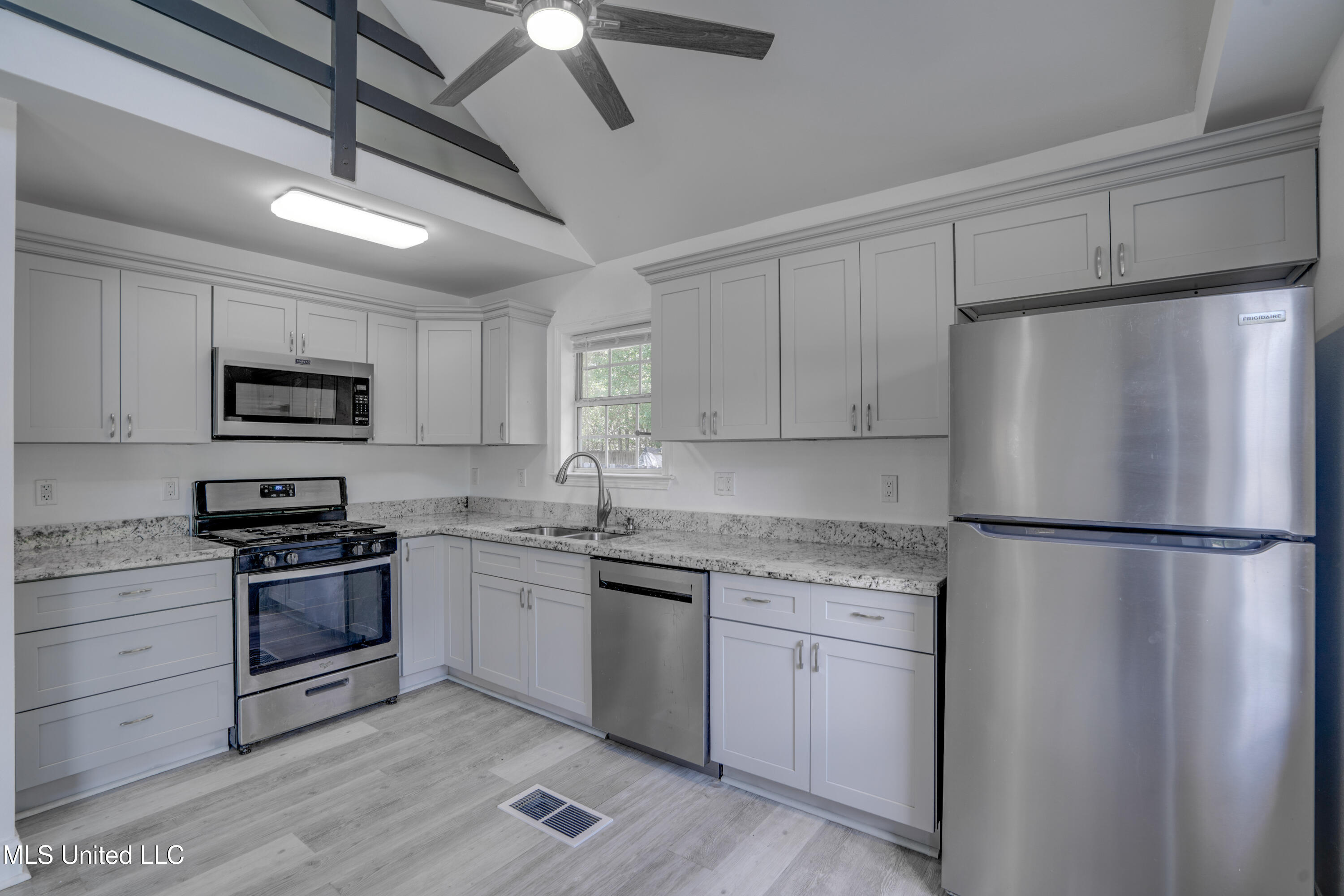 1076-r Lilinoe Way Property Photo 9