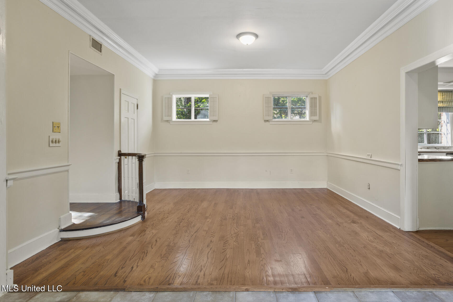 1076 Avondale Street Property Photo 5