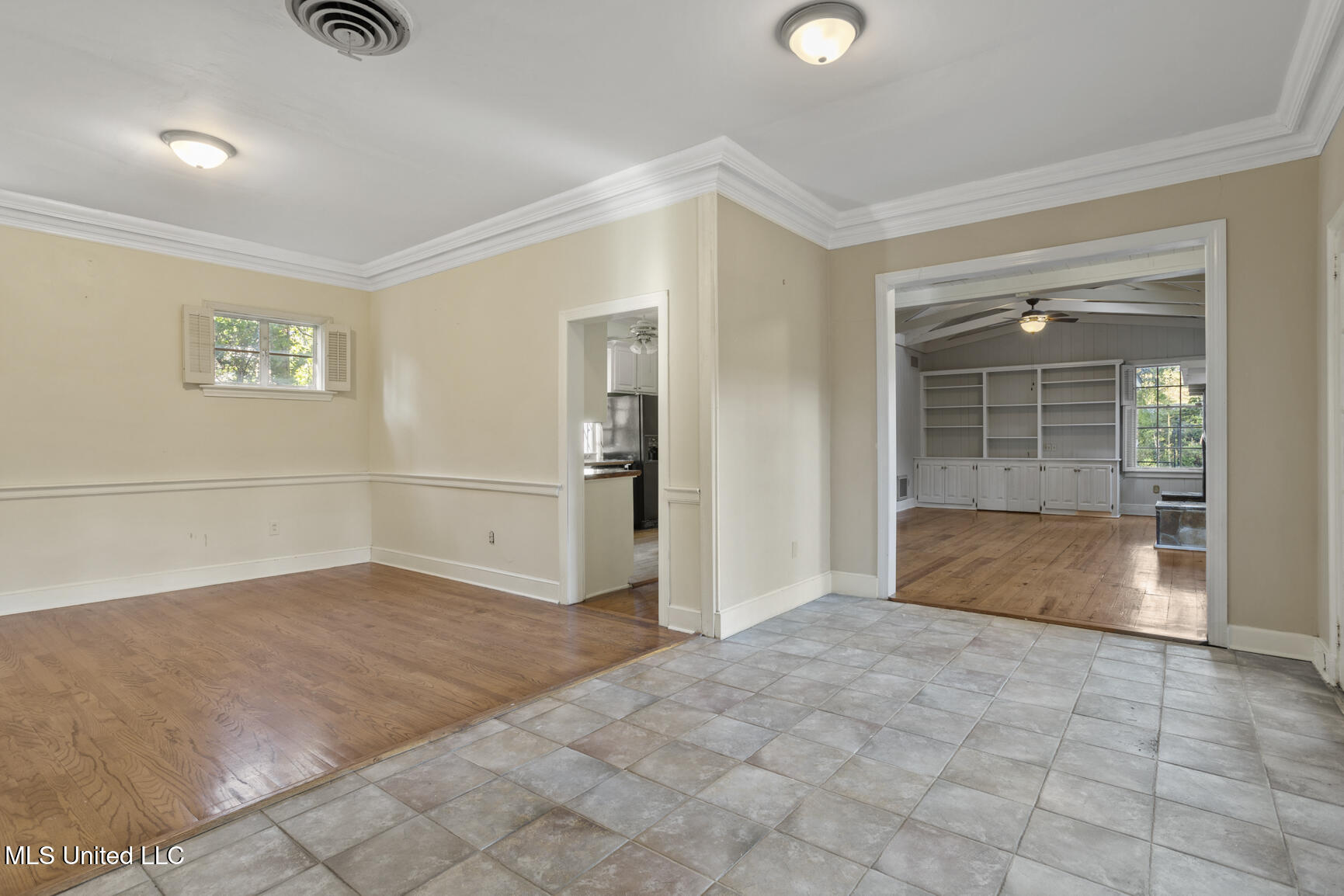 1076 Avondale Street Property Photo 6