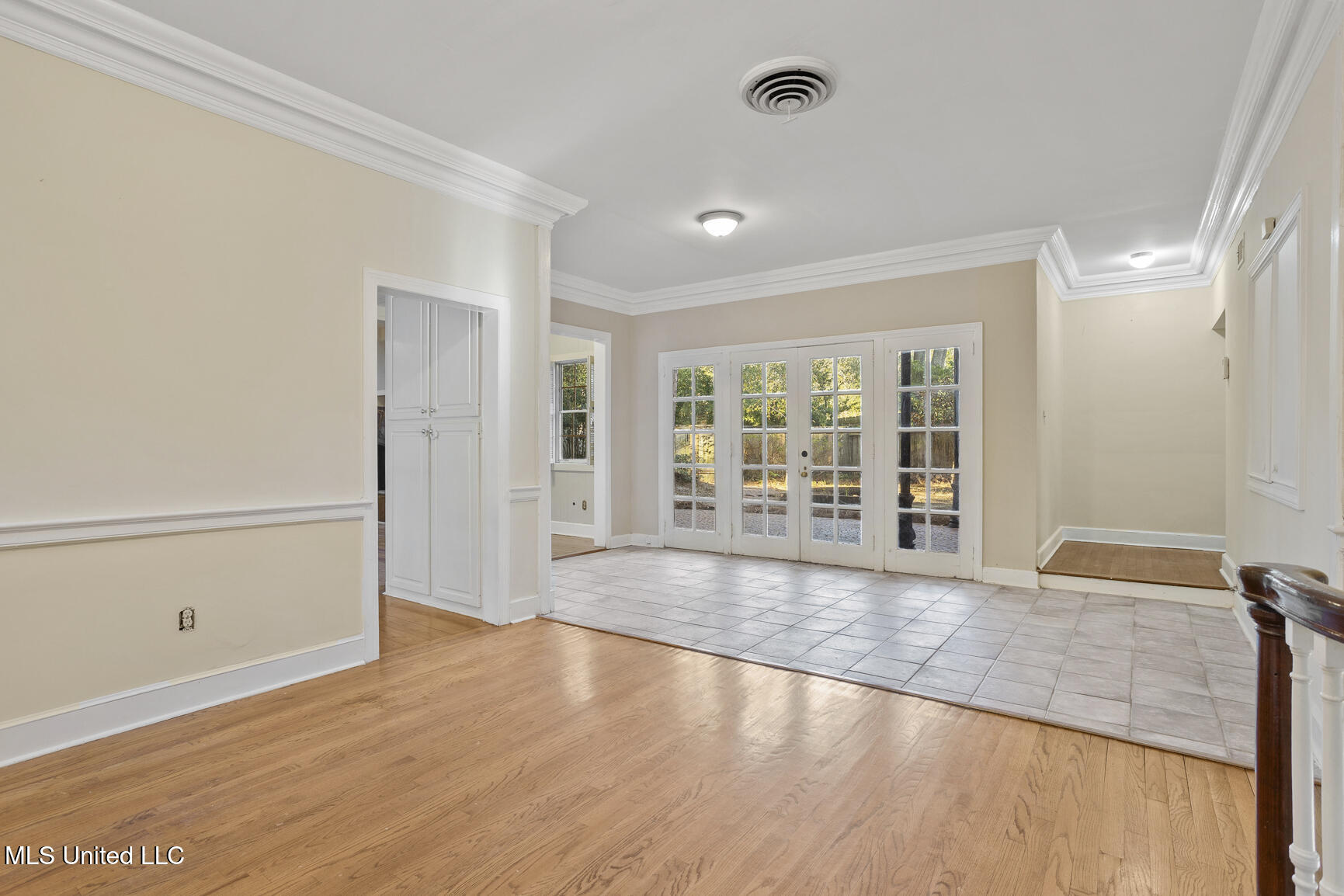 1076 Avondale Street Property Photo 7