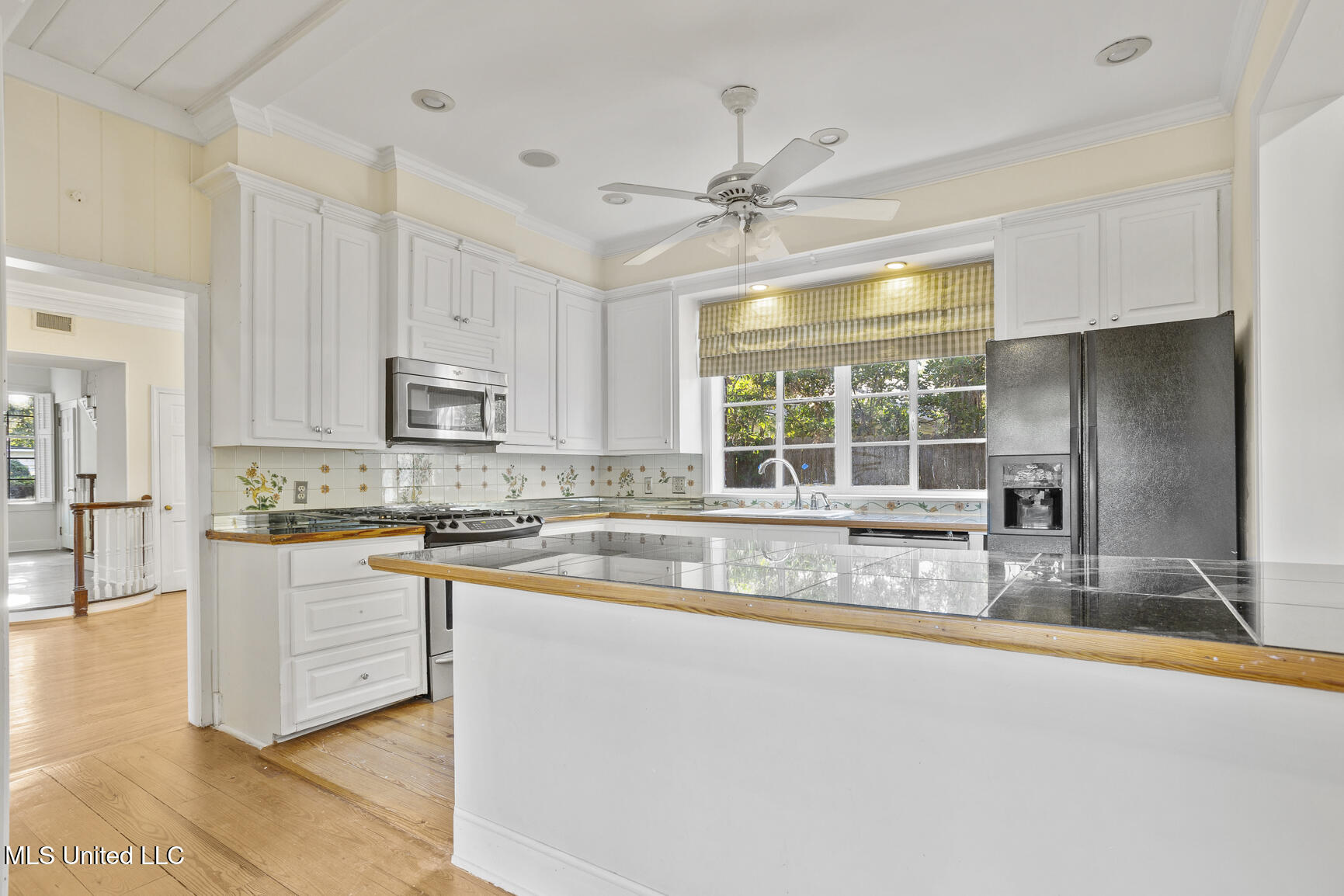 1076 Avondale Street Property Photo 13