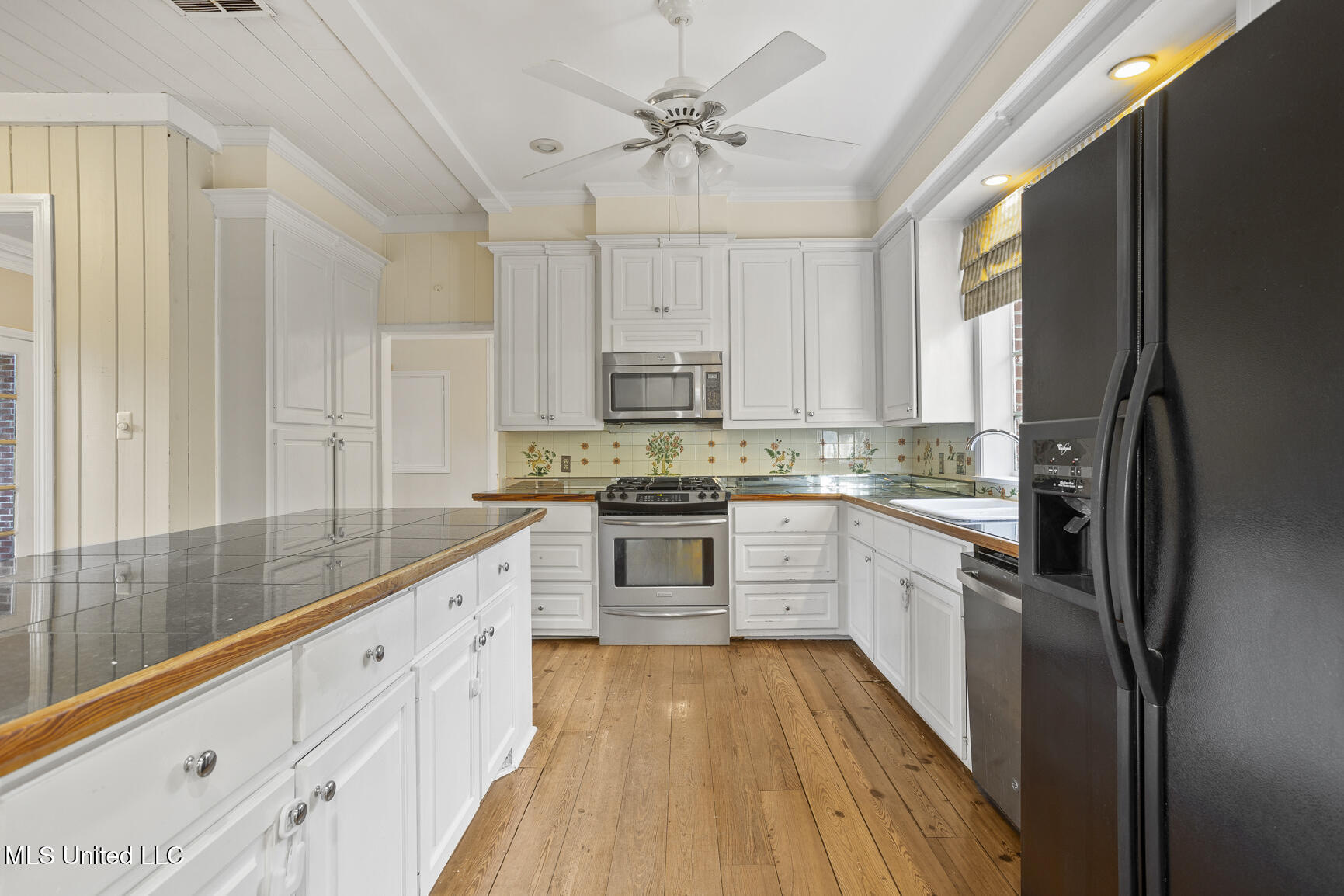 1076 Avondale Street Property Photo 19