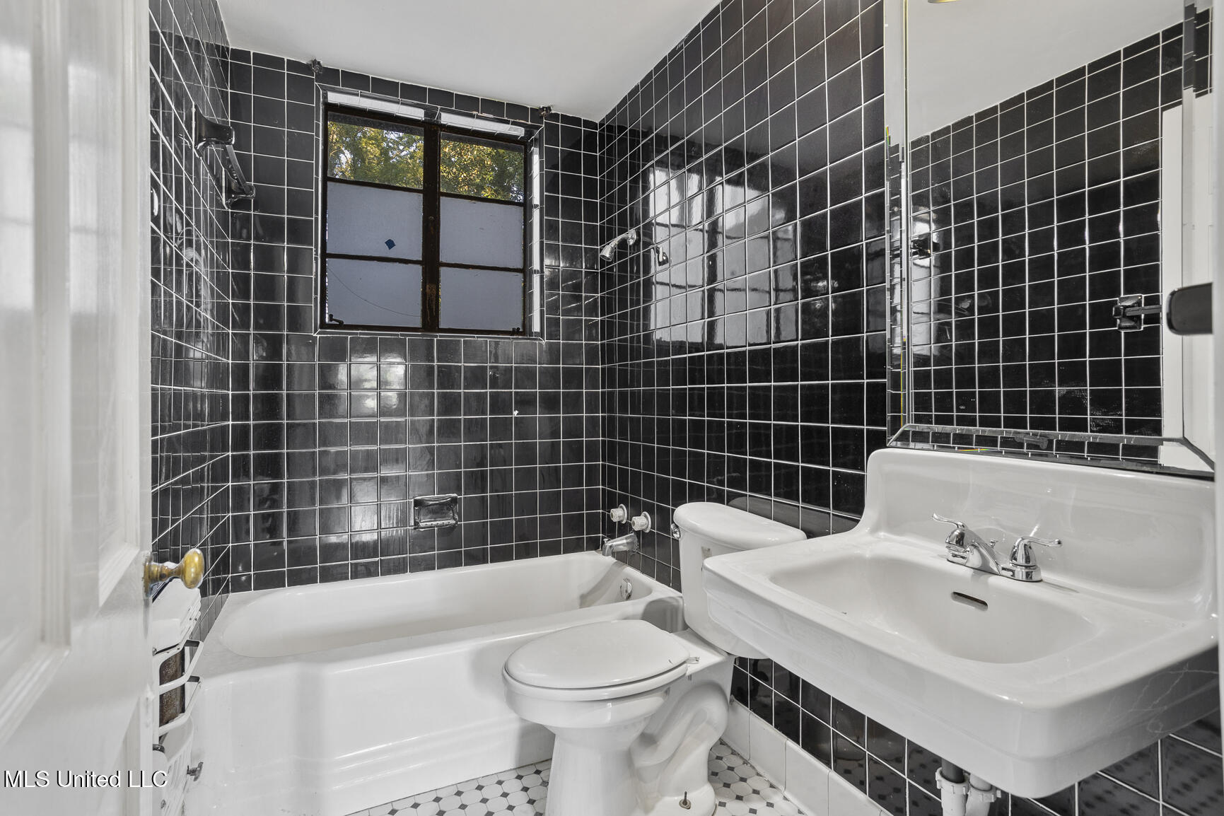 1076 Avondale Street Property Photo 22