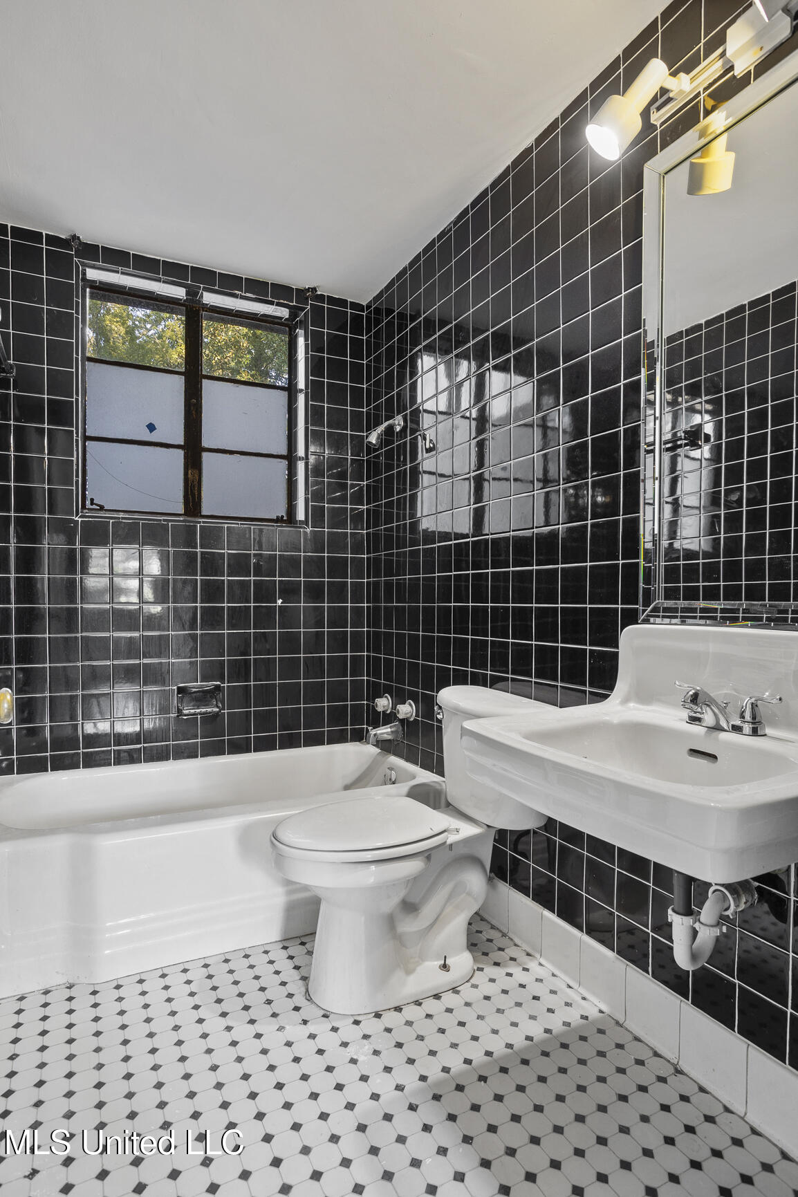1076 Avondale Street Property Photo 23
