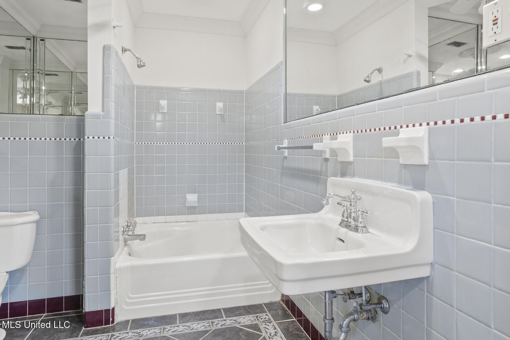 1076 Avondale Street Property Photo 27