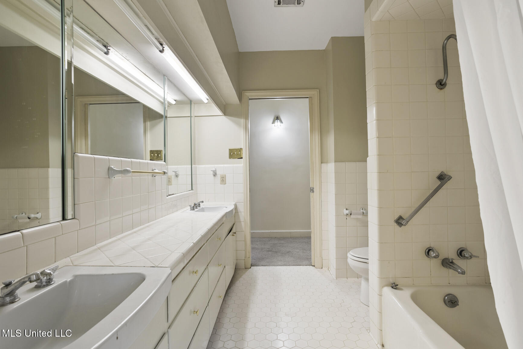 1076 Avondale Street Property Photo 33