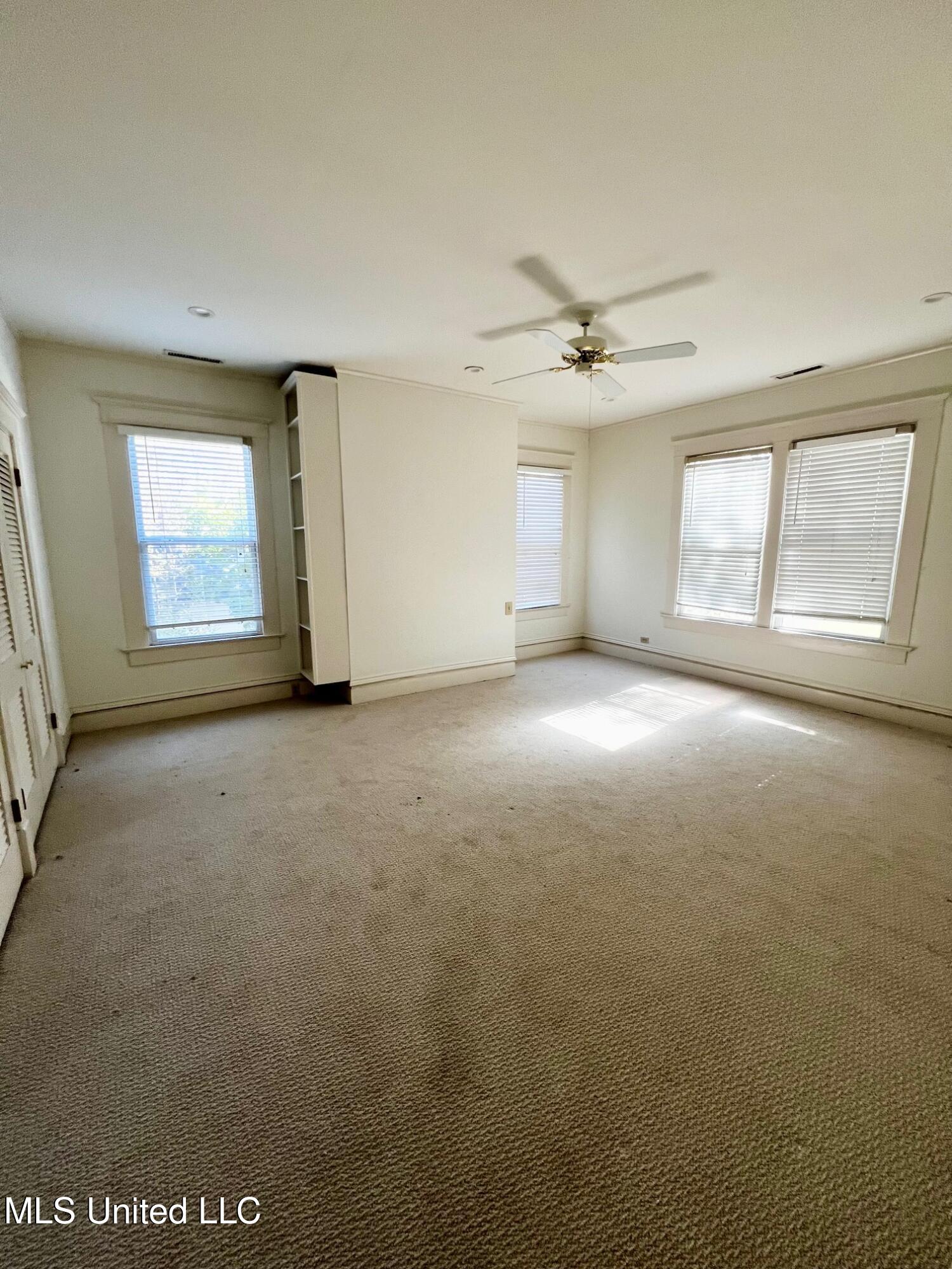 413 E Claiborne Avenue Property Photo 2