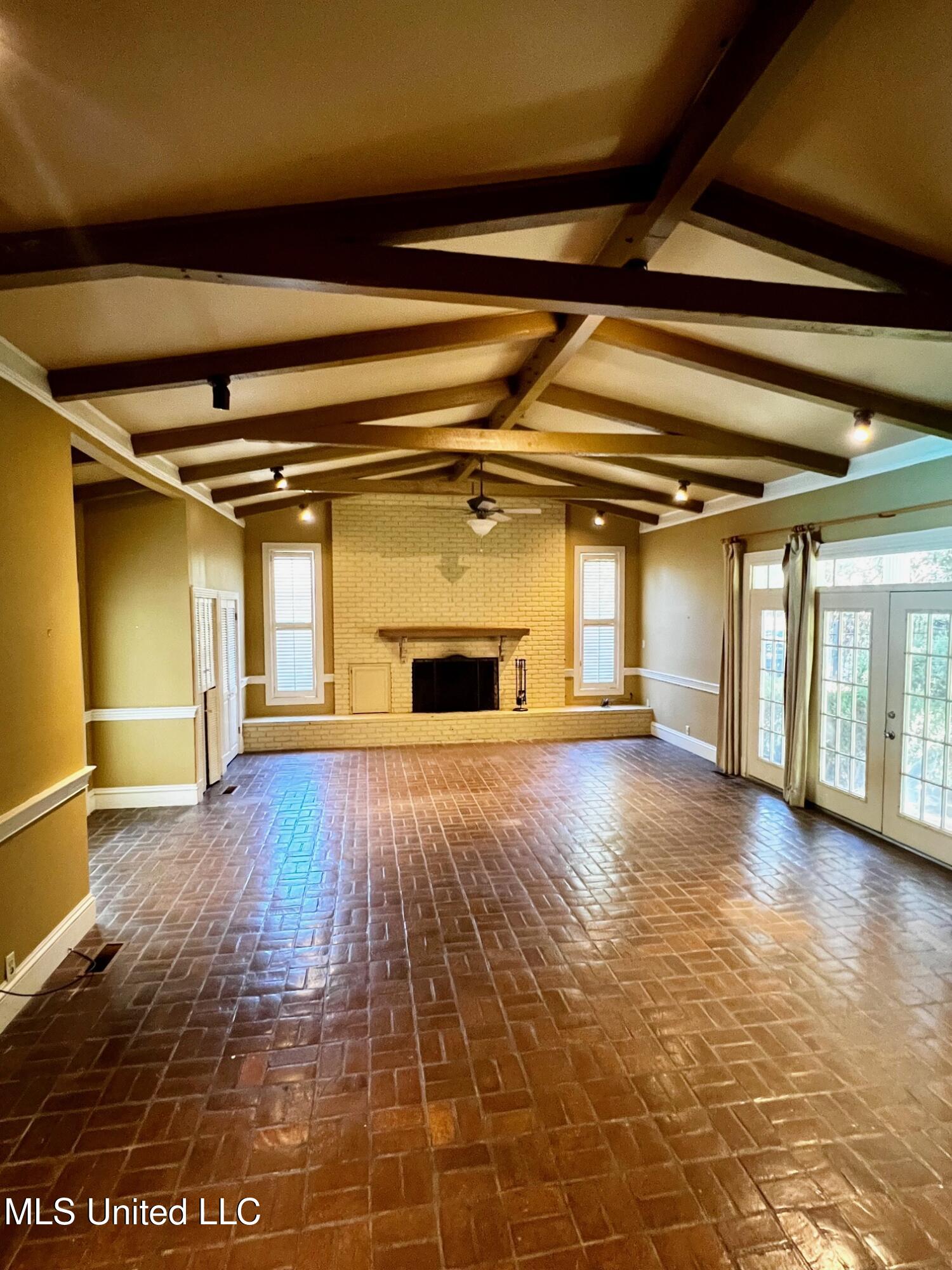 413 E Claiborne Avenue Property Photo 3