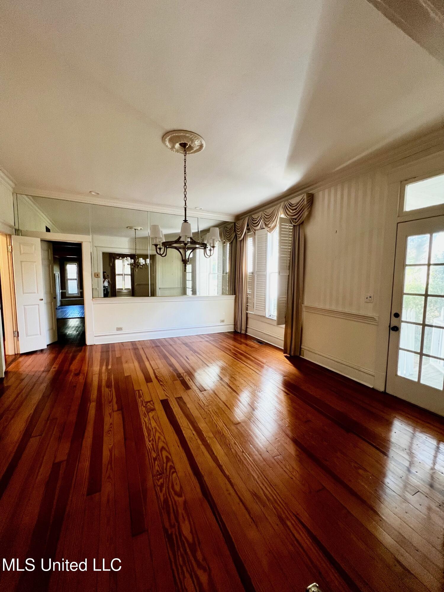 413 E Claiborne Avenue Property Photo 4