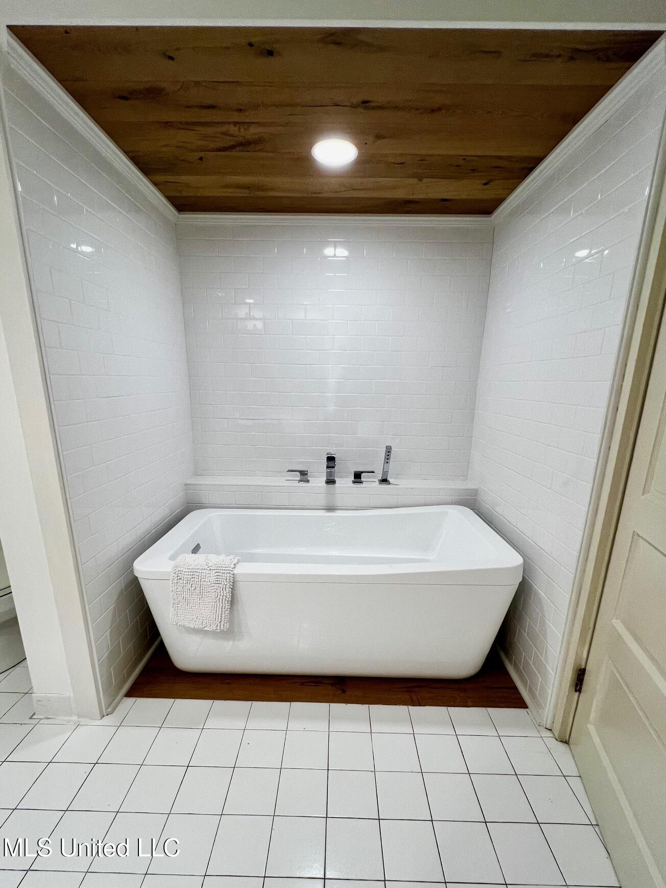 413 E Claiborne Avenue Property Photo 8