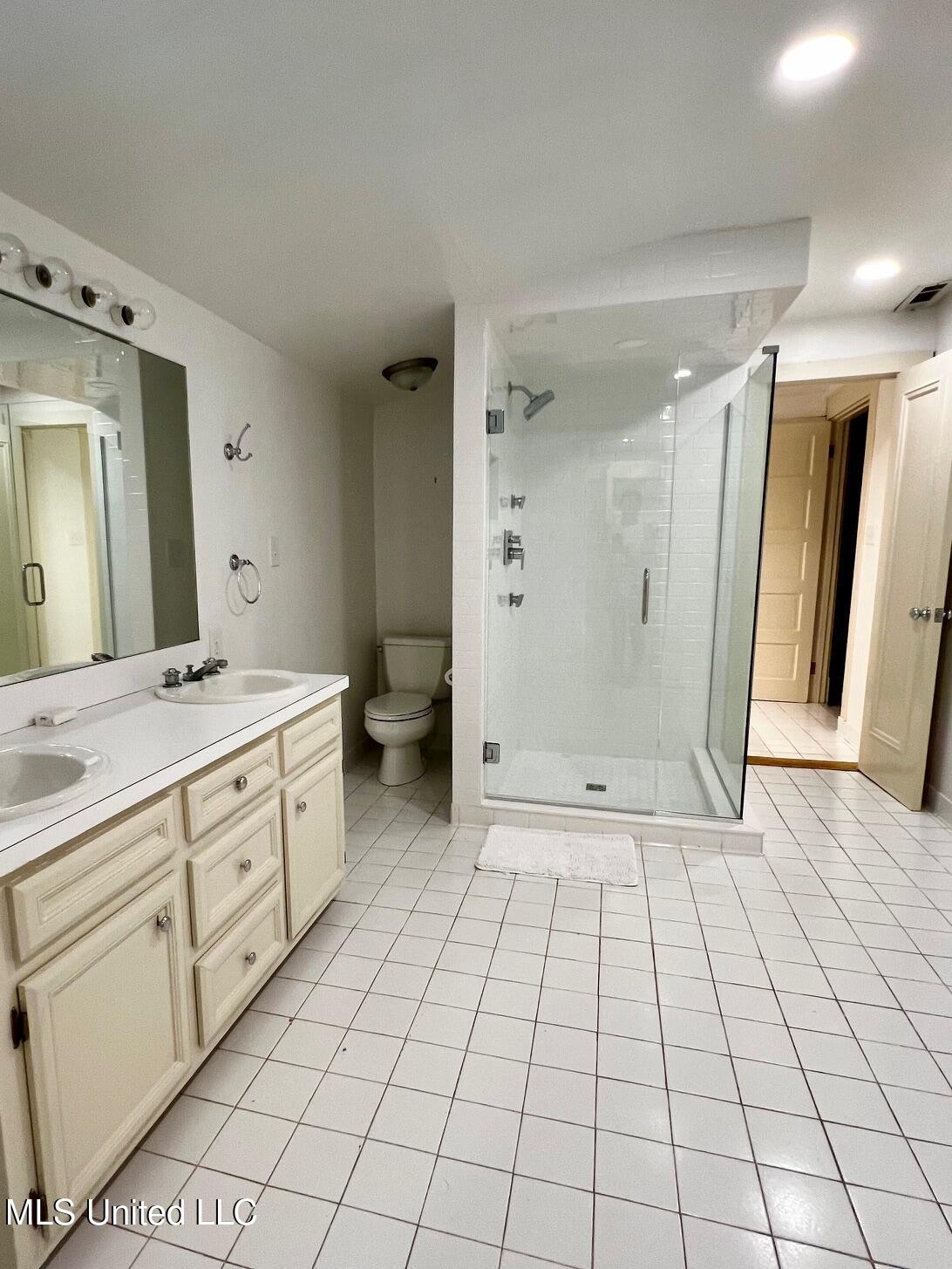 413 E Claiborne Avenue Property Photo 9