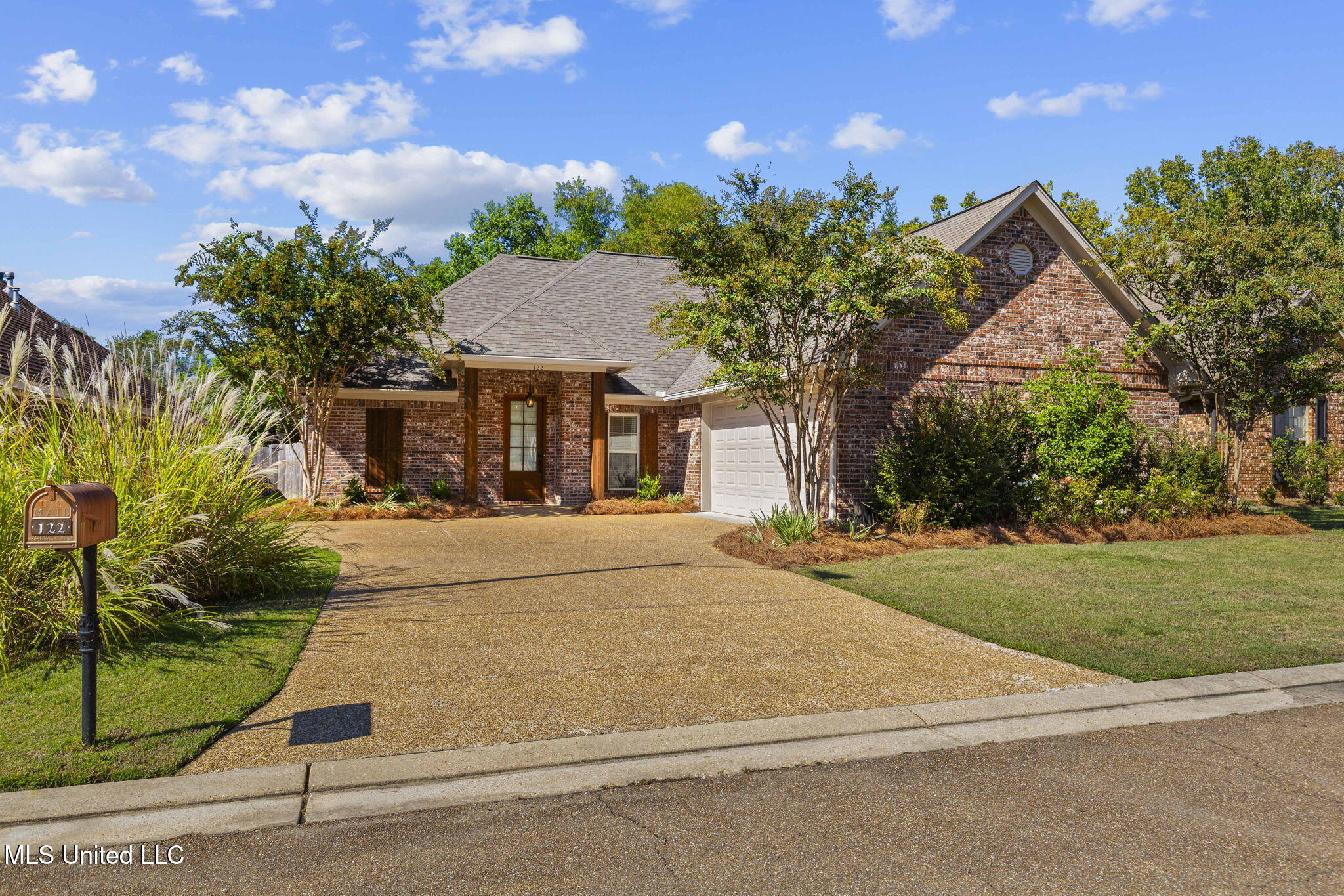 122 Meadowcreek Drive Property Photo 1