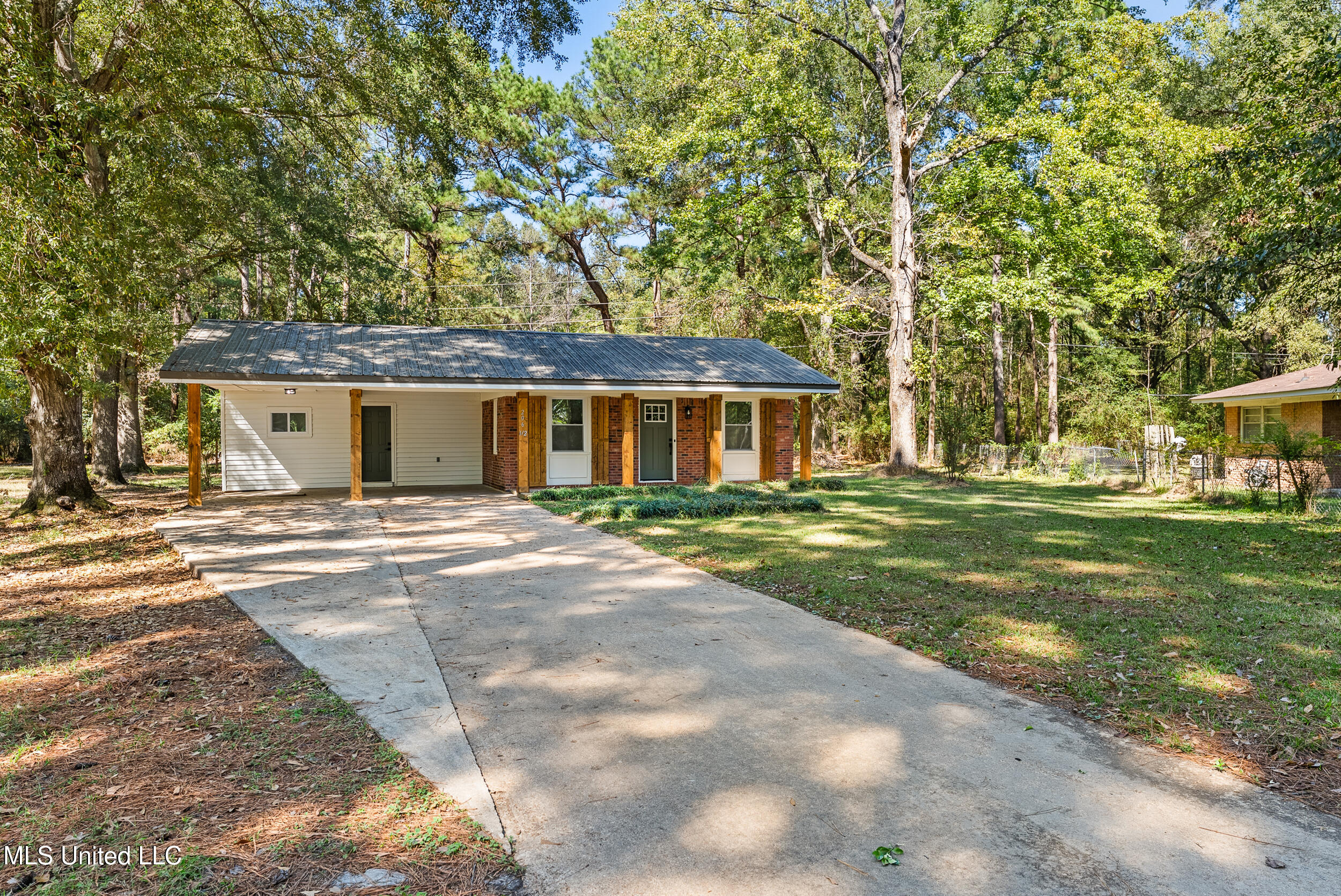 206.5 Gordon Drive Property Photo 1