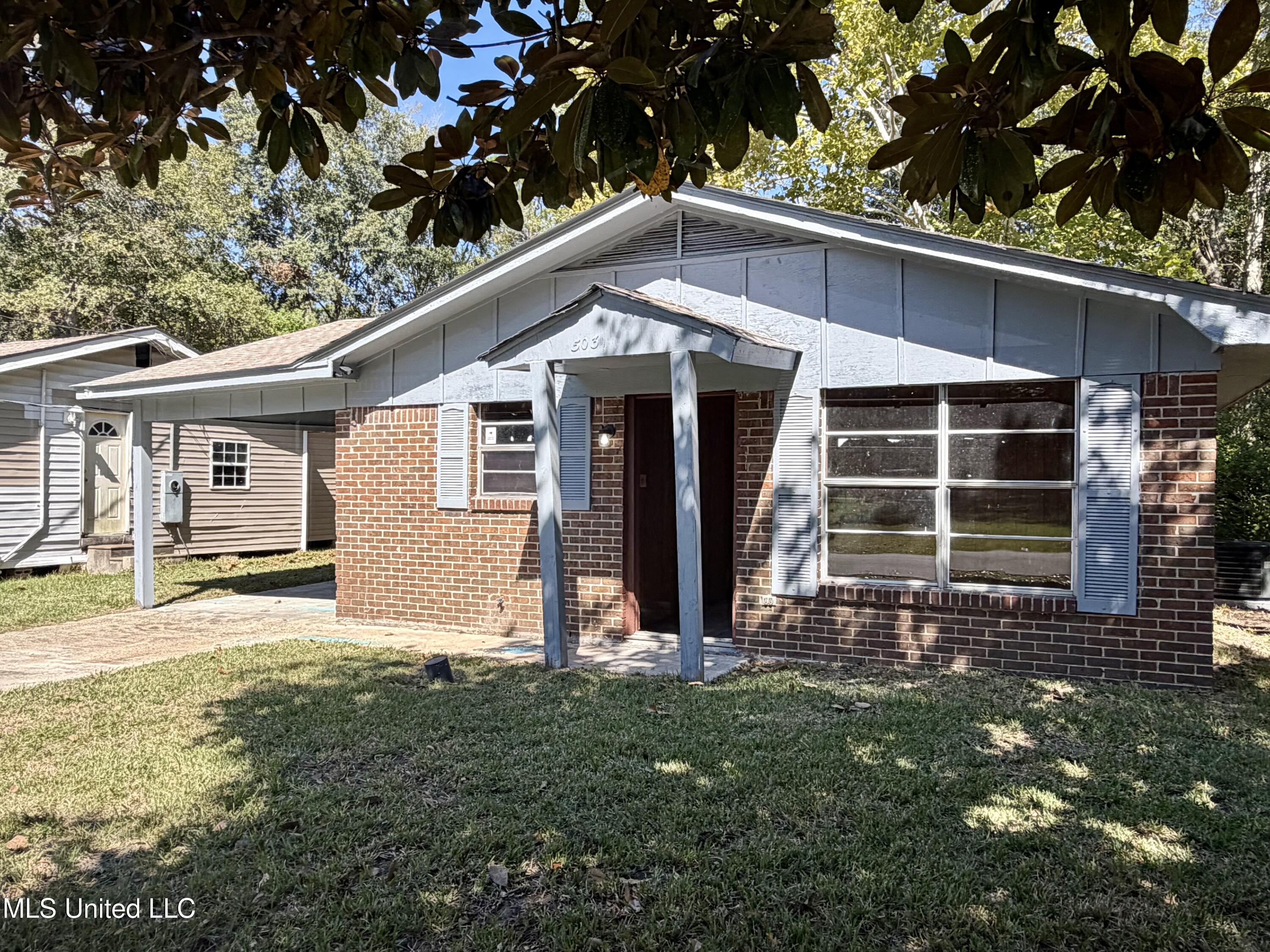 5031 Community Avenue Property Photo 3