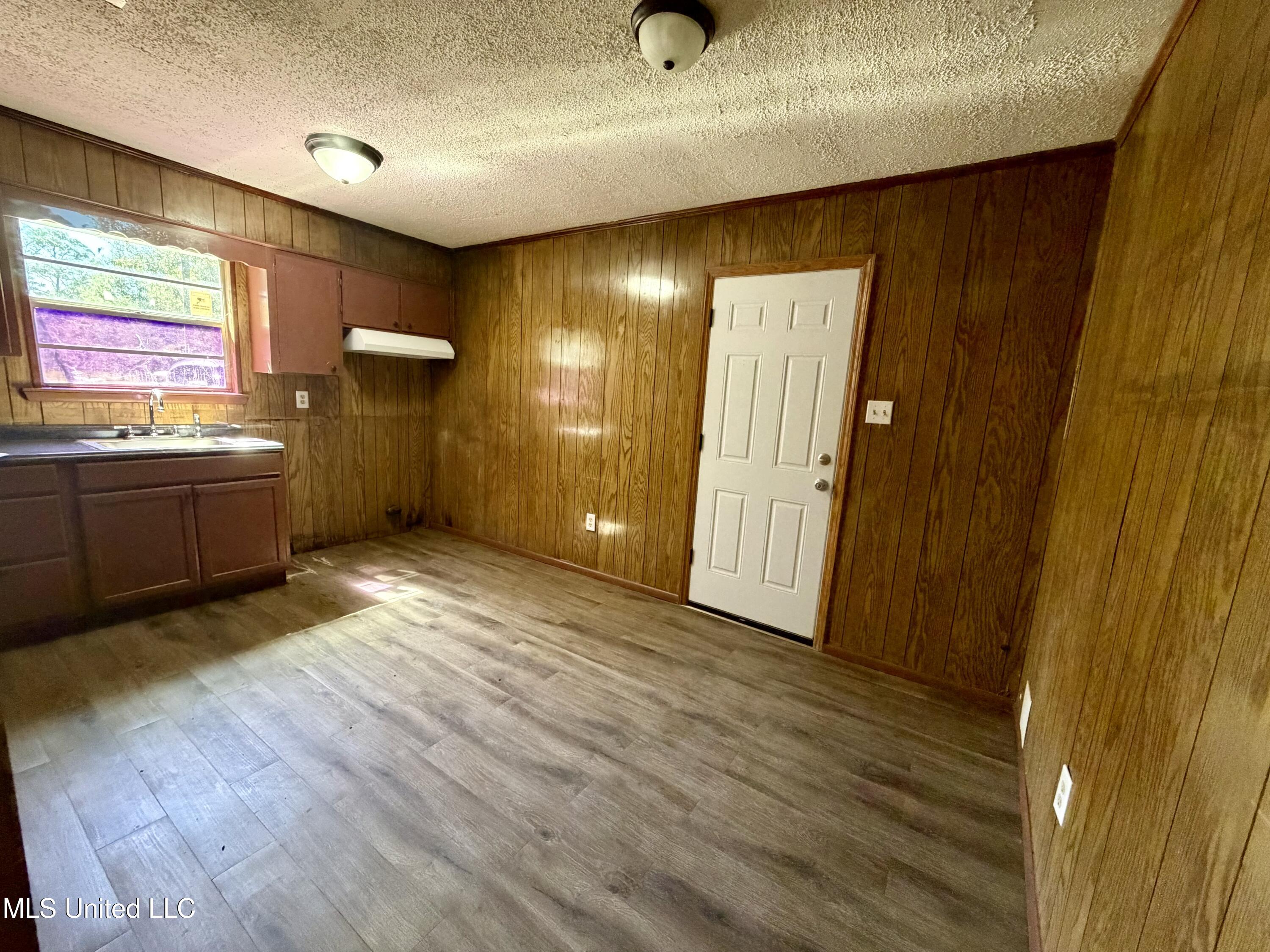 5031 Community Avenue Property Photo 5