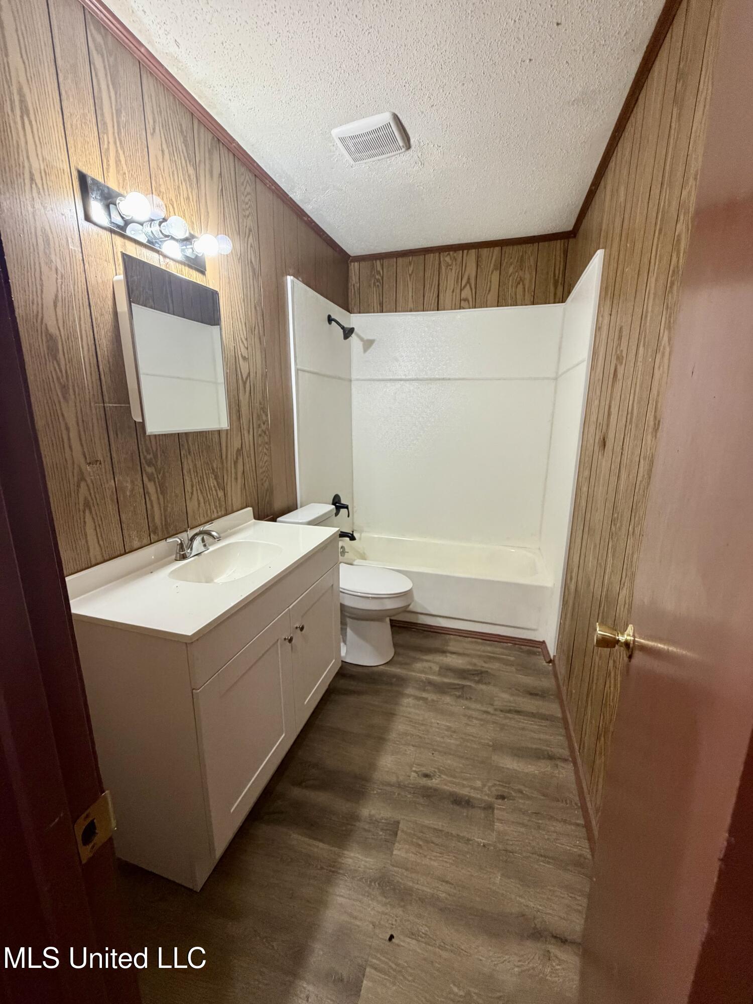 5031 Community Avenue Property Photo 6