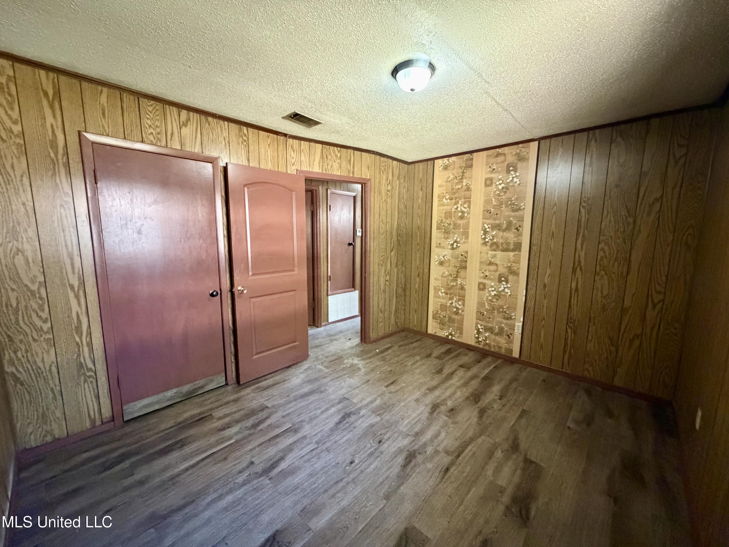 5031 Community Avenue Property Photo 7