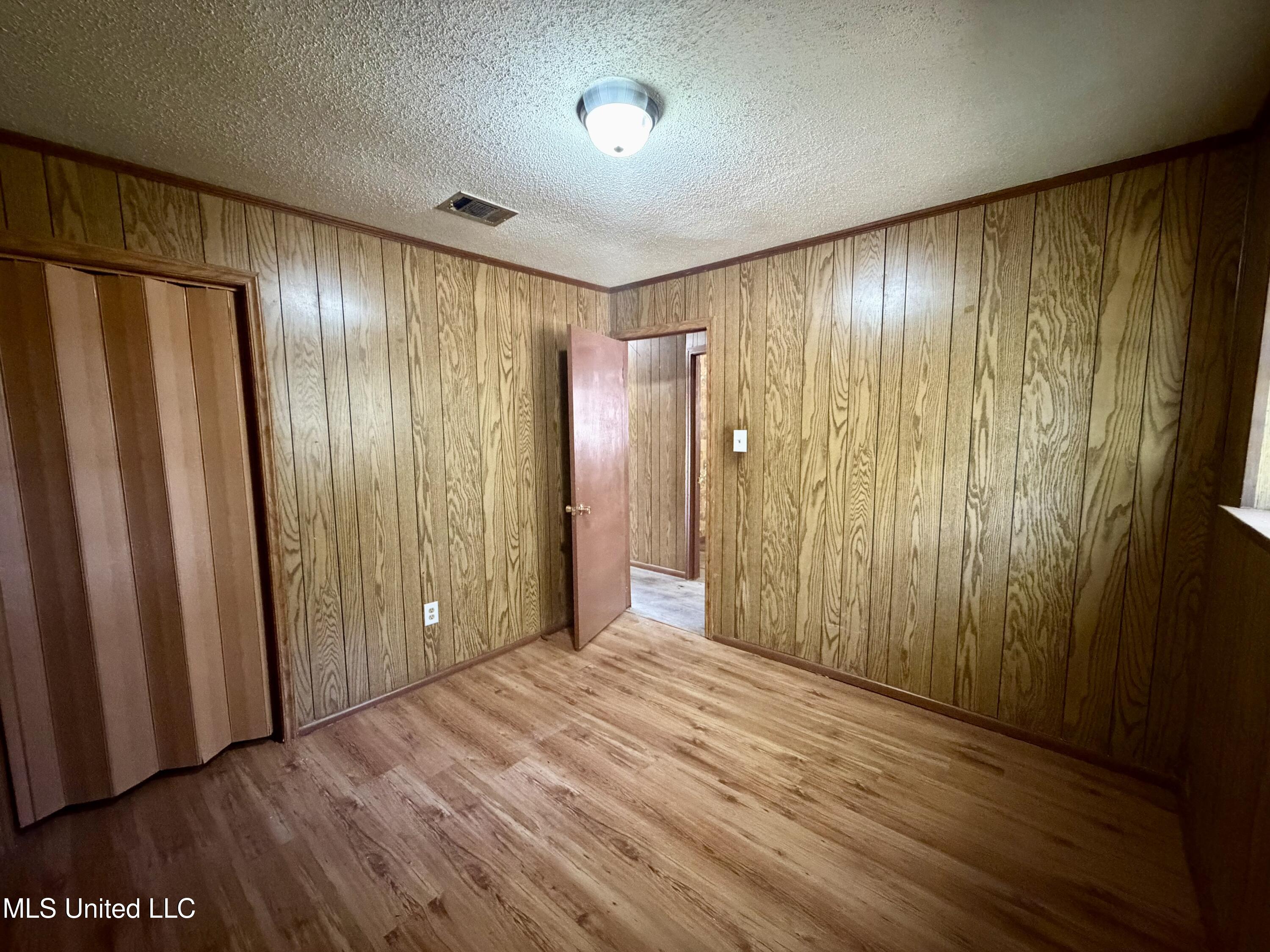 5031 Community Avenue Property Photo 10