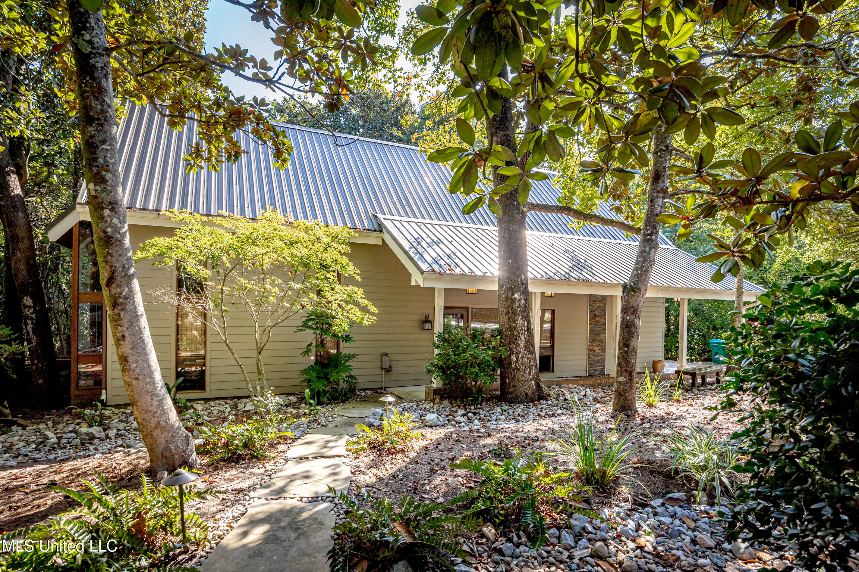 308 Lovers Lane Property Photo 4