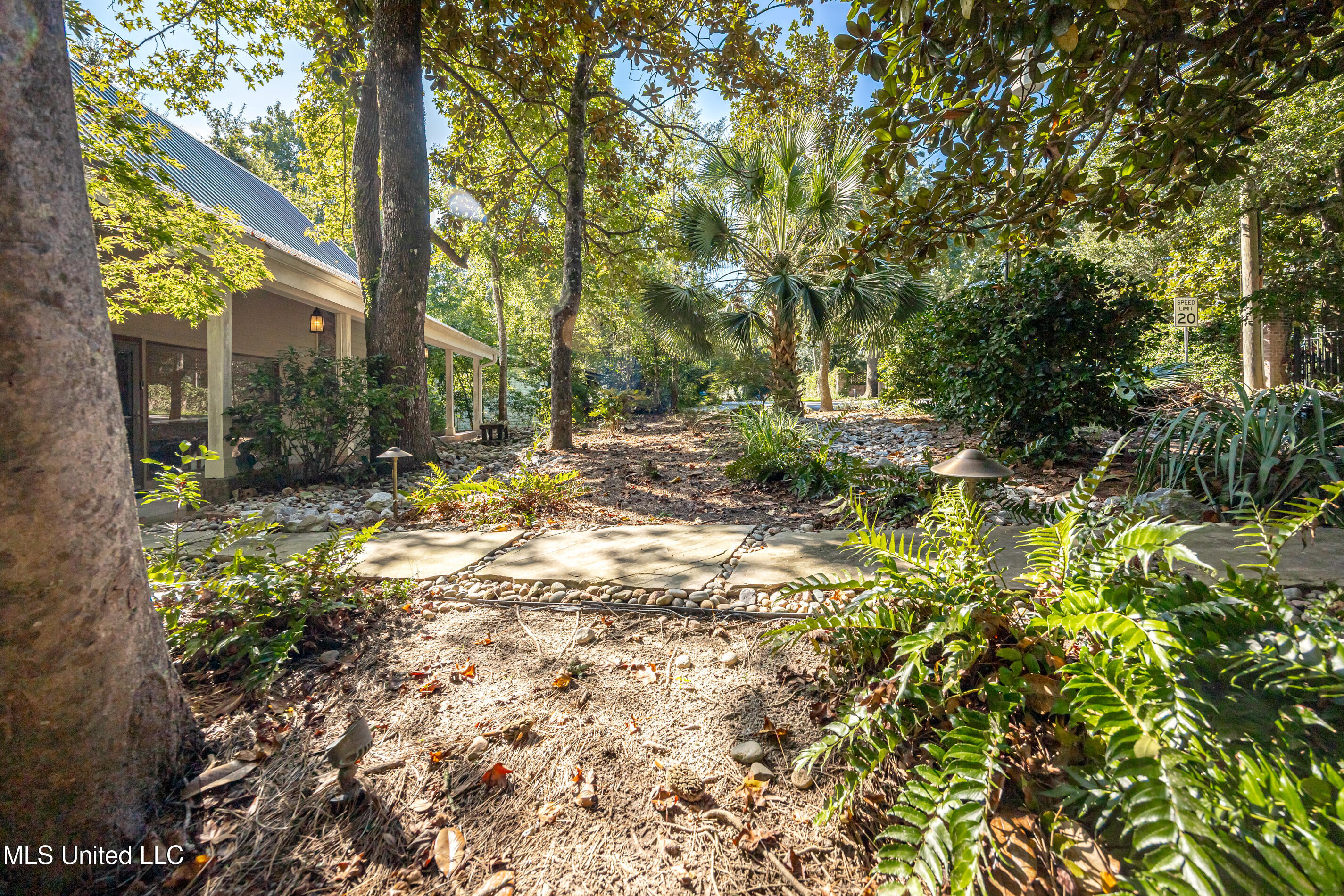 308 Lovers Lane Property Photo 6