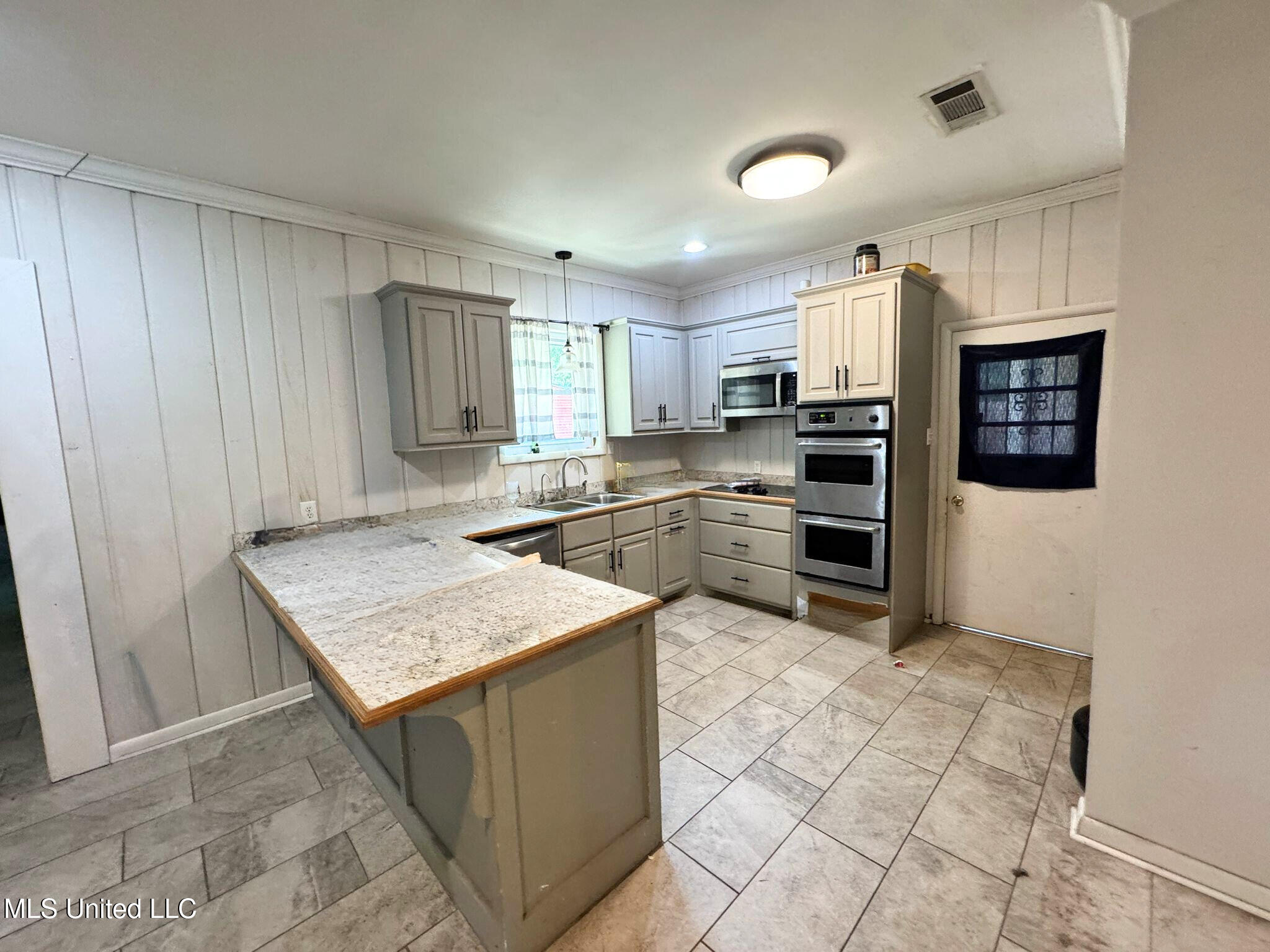 305 Seymour Drive Property Photo 5