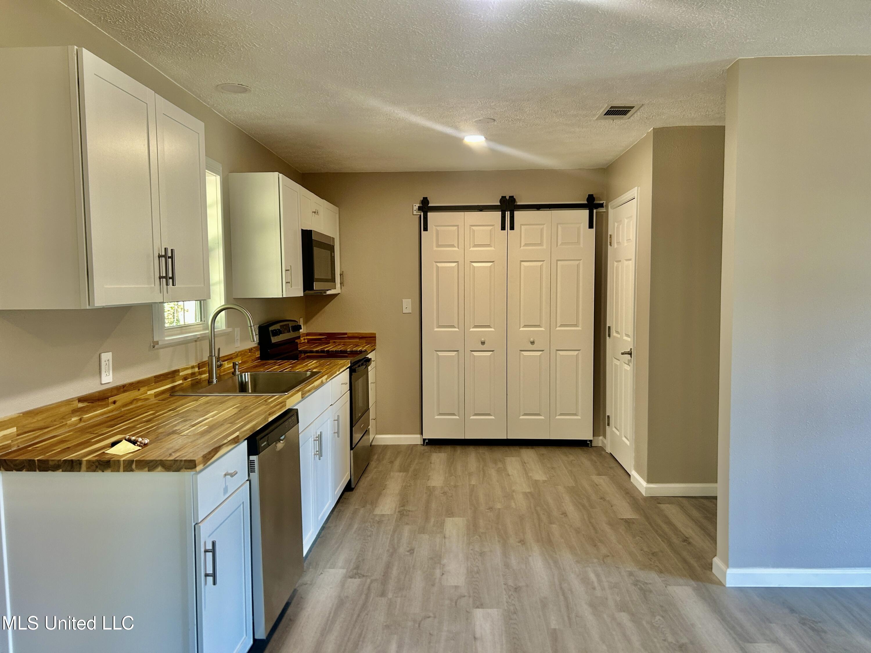 7433 Dillon Lane Property Photo 10