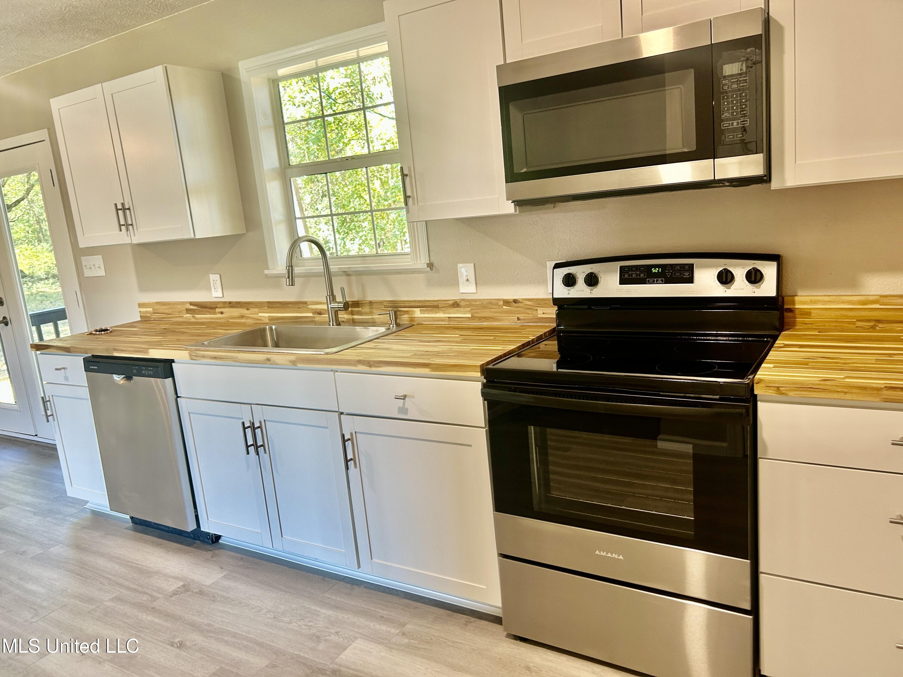 7433 Dillon Lane Property Photo 13