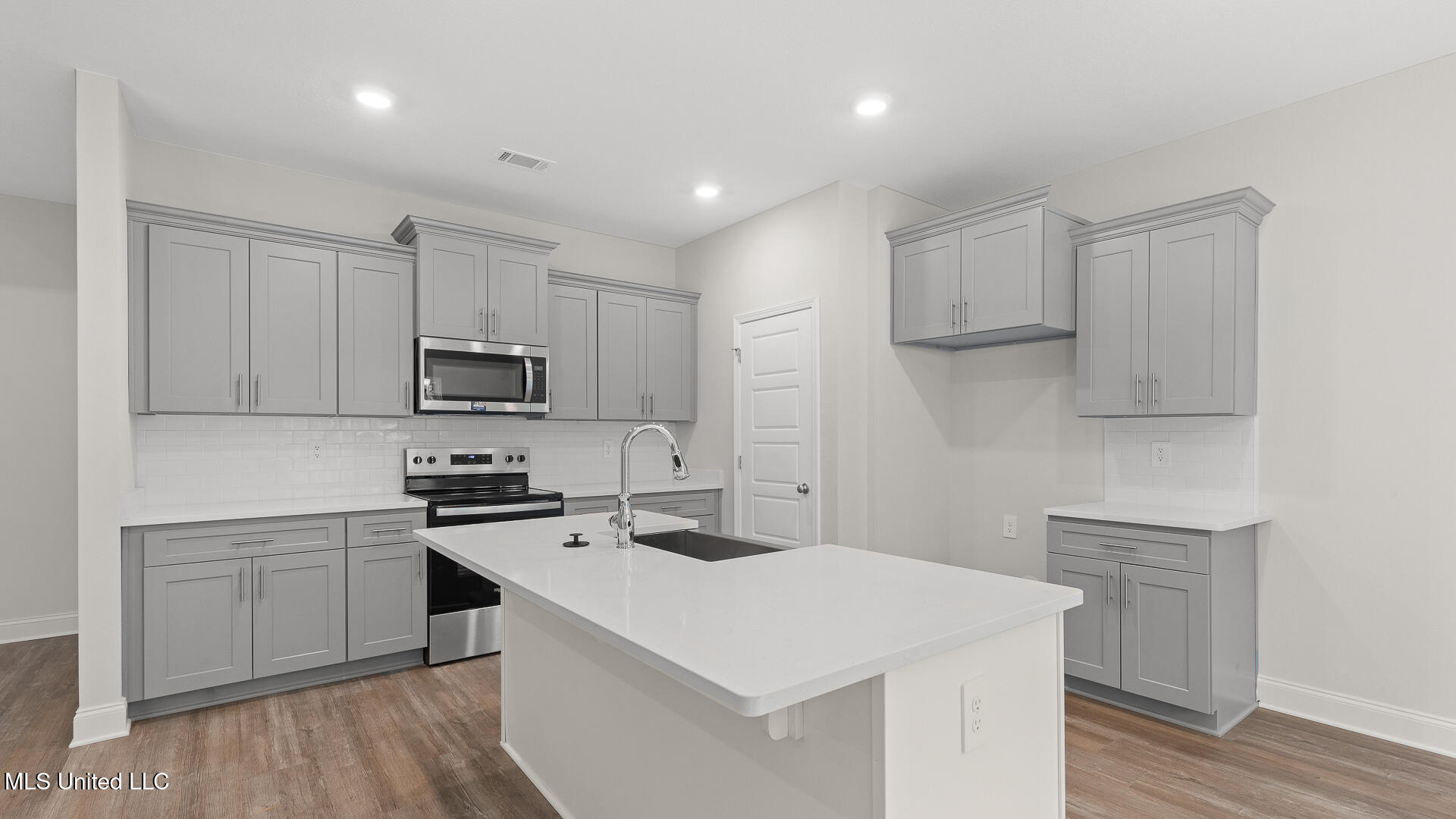 16042 Blue Ridge Drive Property Photo 2