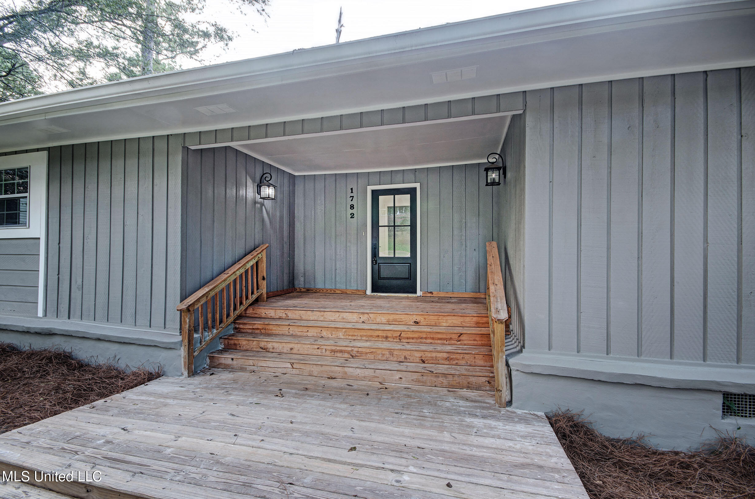 1782 Hillview Drive Property Photo 1