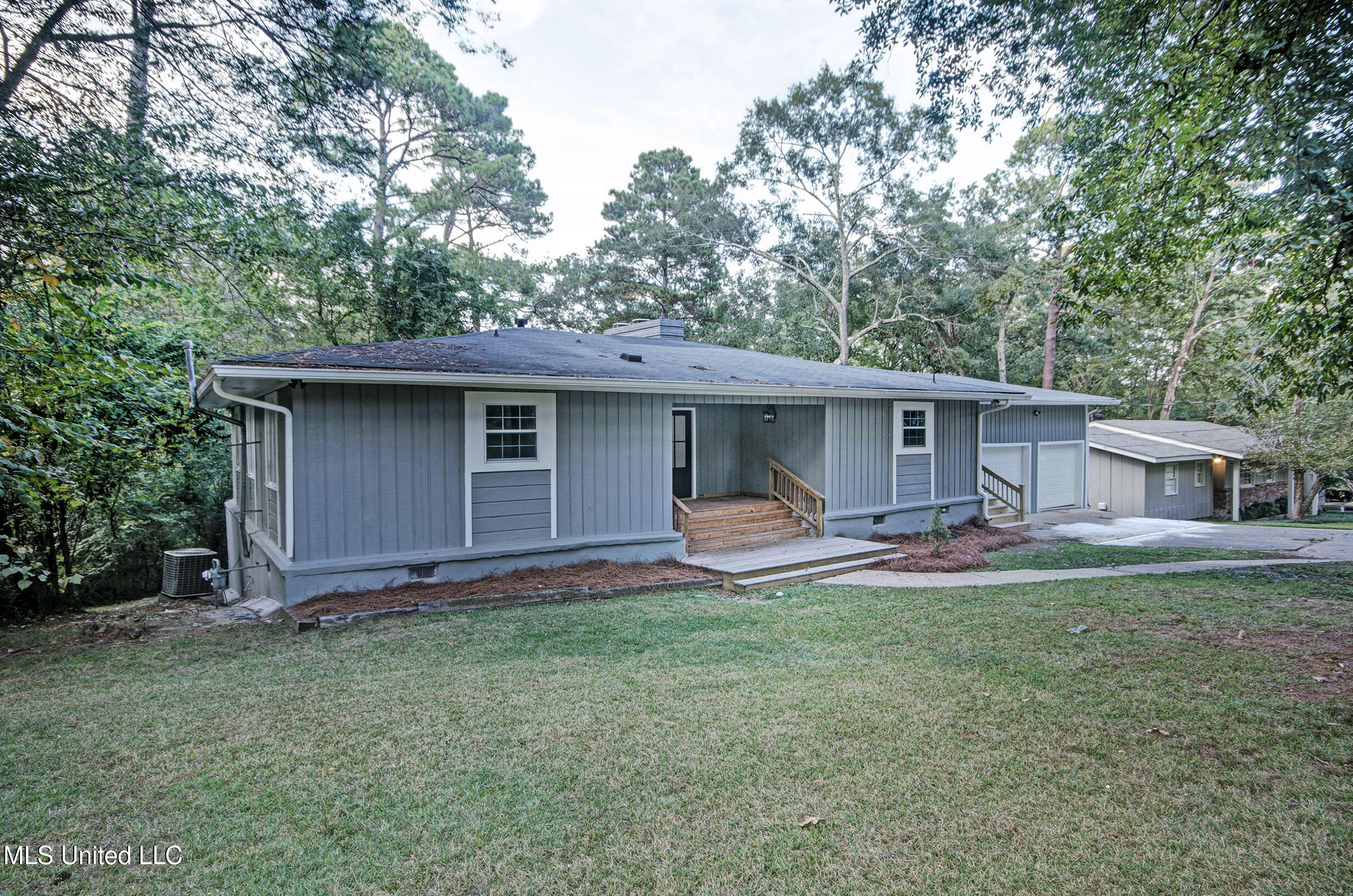 1782 Hillview Drive Property Photo 2