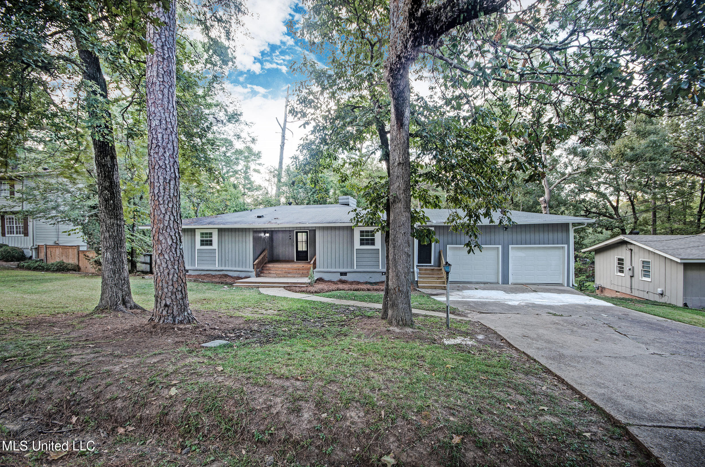 1782 Hillview Drive Property Photo 3