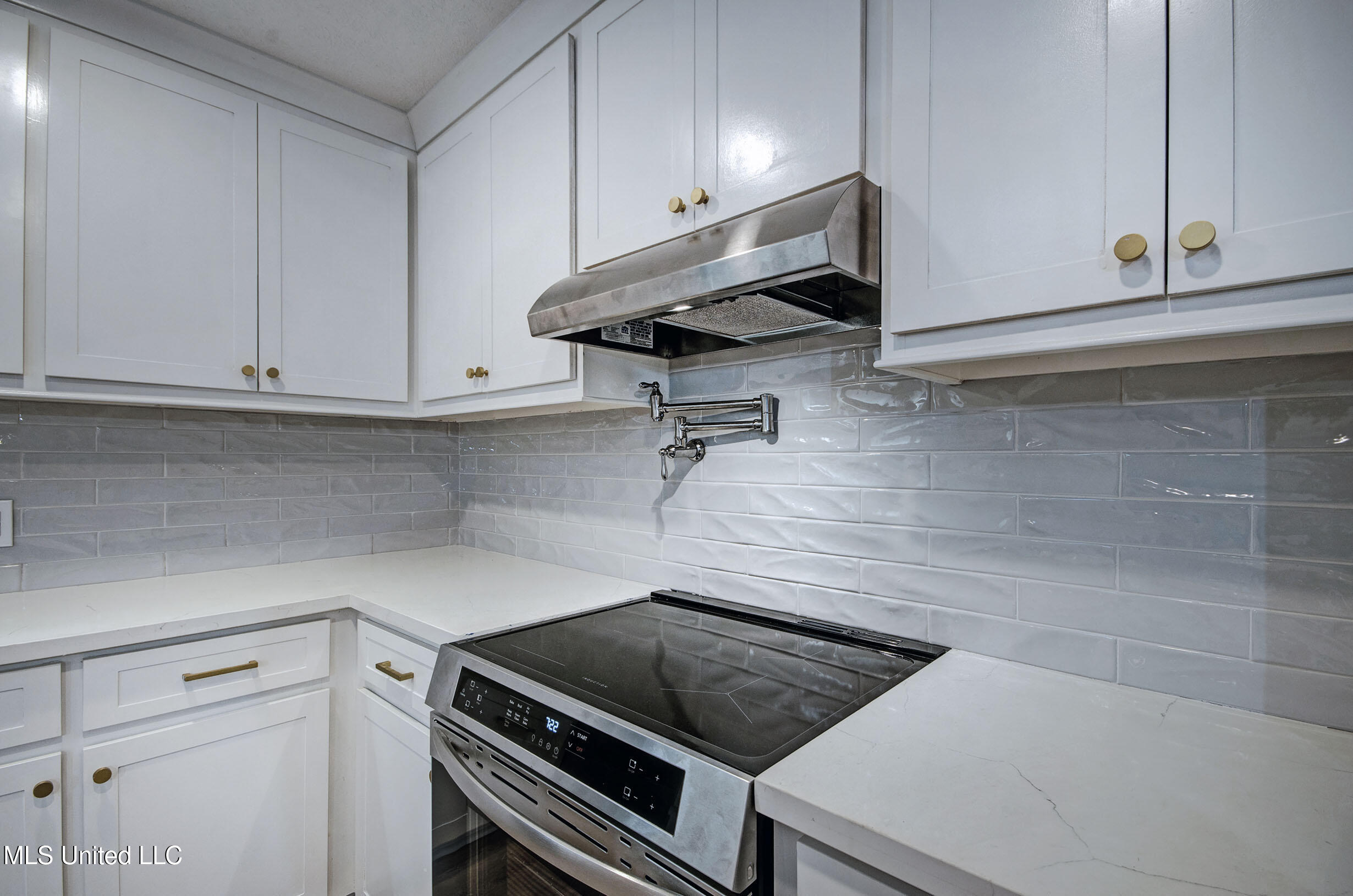 1782 Hillview Drive Property Photo 8