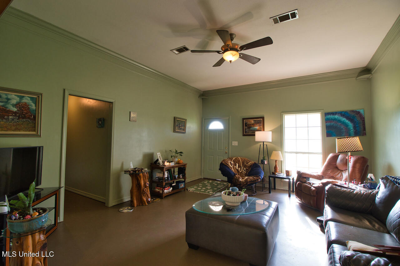 1122 Berthadale Road Property Photo 4