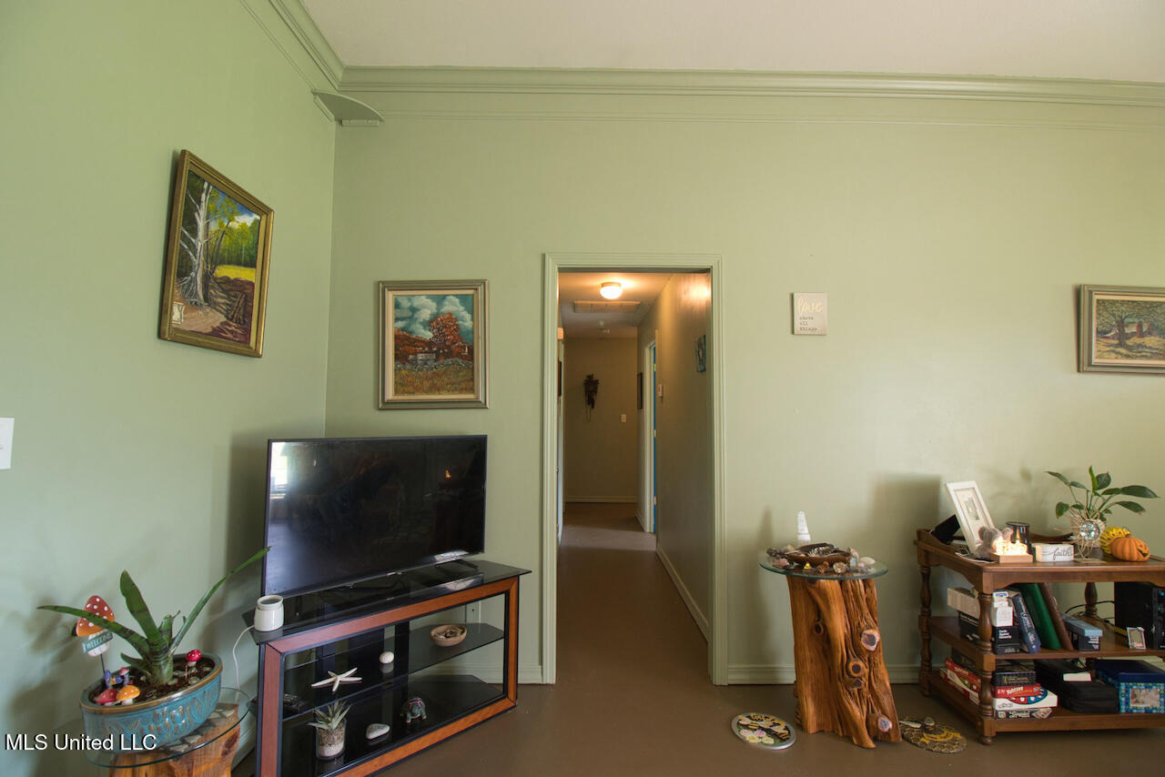 1122 Berthadale Road Property Photo 5