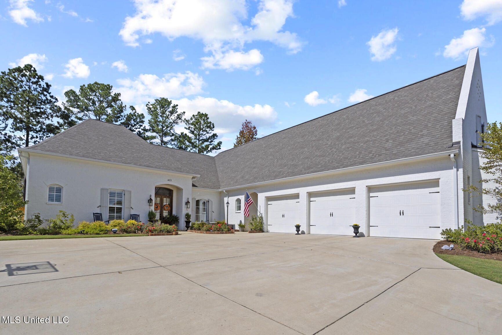 413 W Oak Circle Property Photo 1