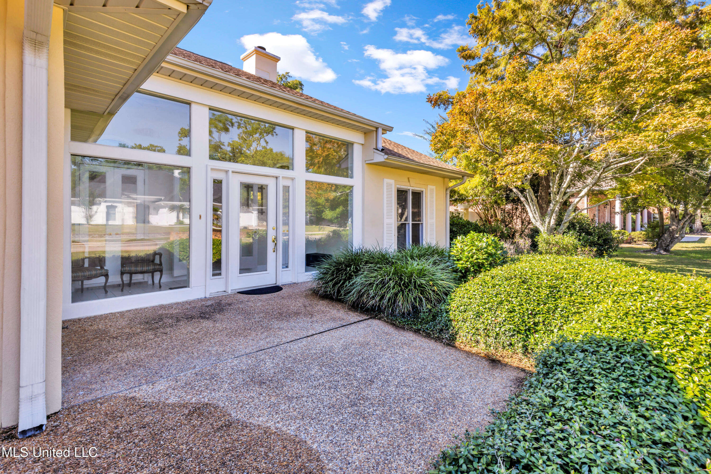 2549 Spring Ridge Drive Property Photo 4