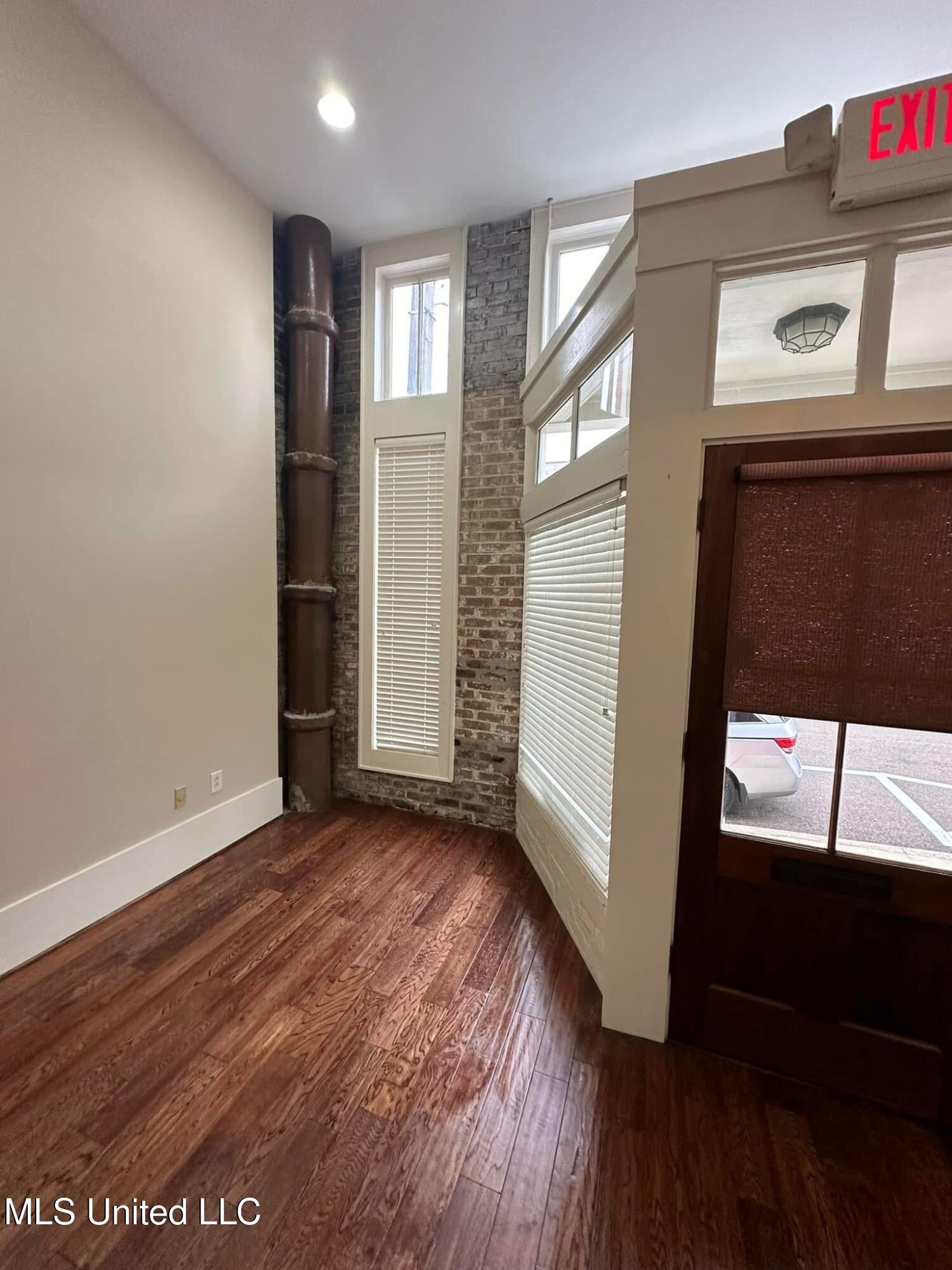 103 N Broadway Property Photo 7