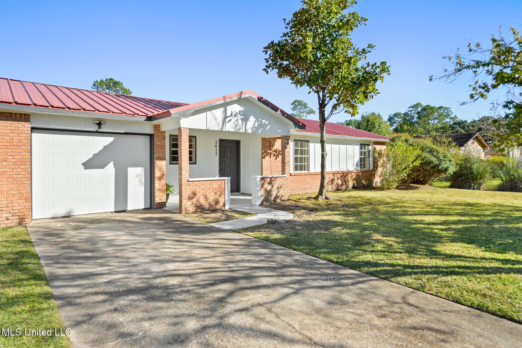 2612 San Lorenzo Street Property Photo 2