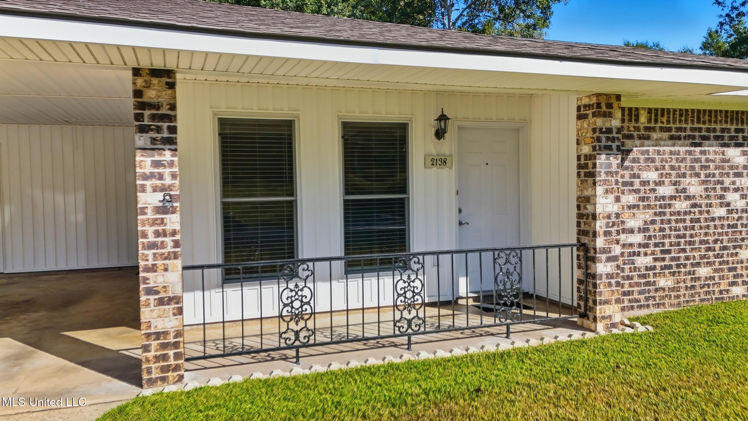 2138 Crestwood Drive Property Photo 3