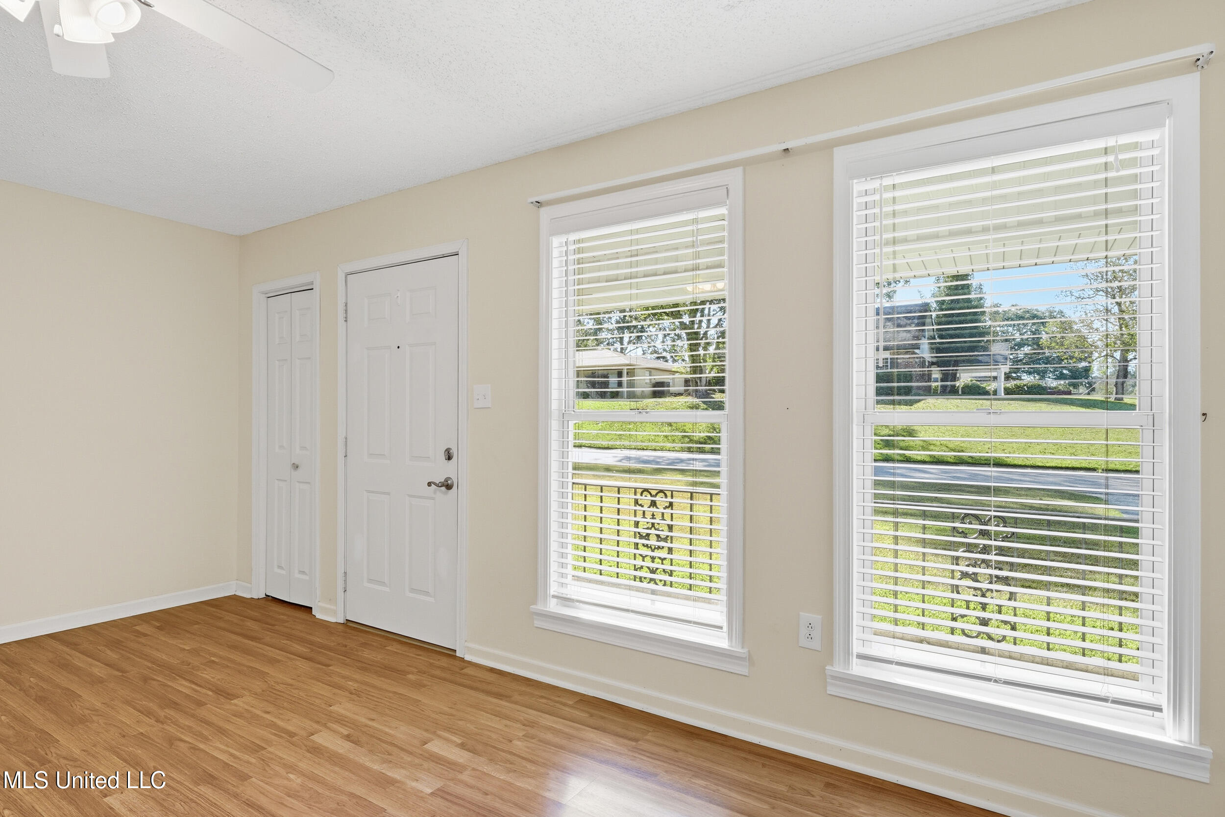 2138 Crestwood Drive Property Photo 4