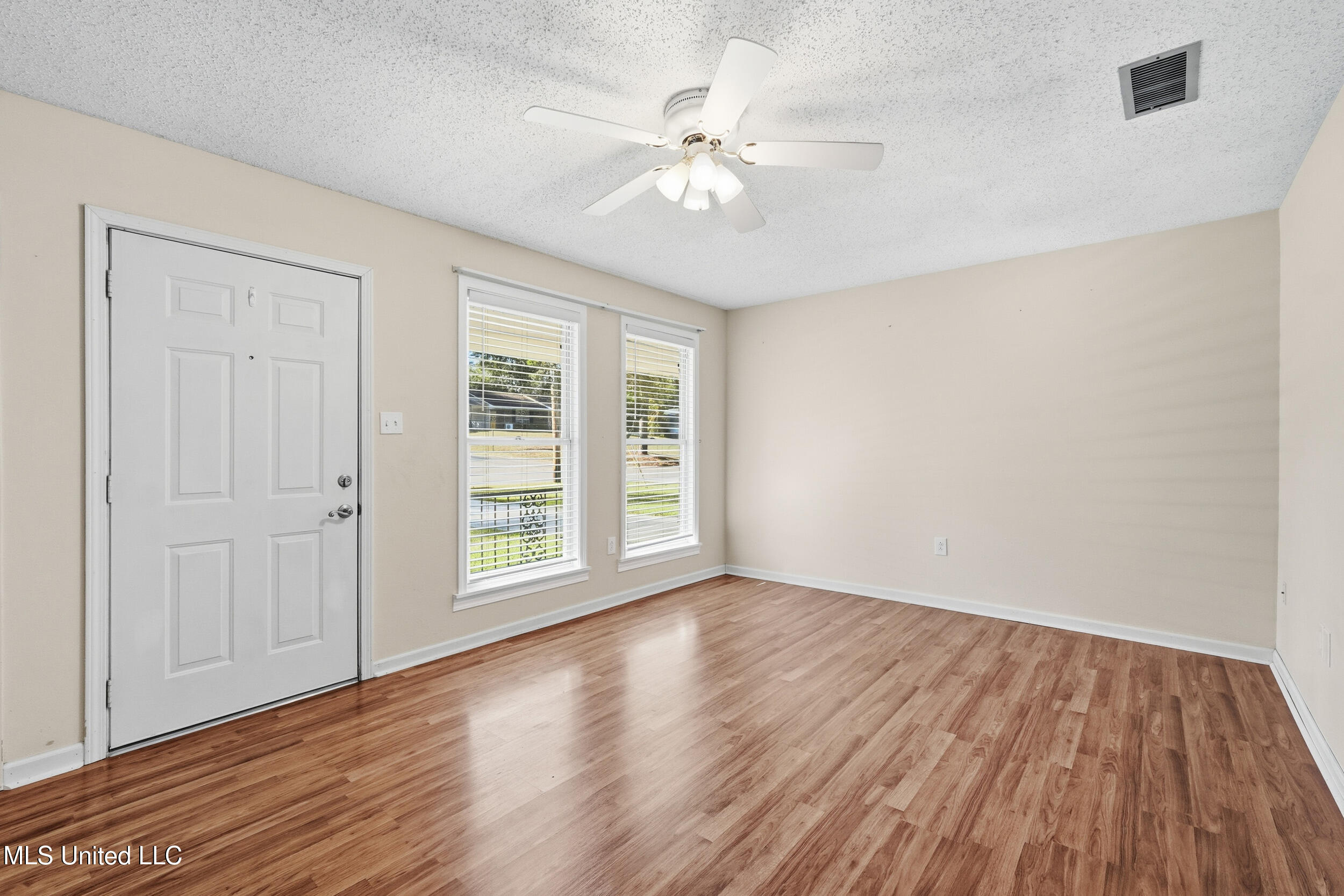 2138 Crestwood Drive Property Photo 6