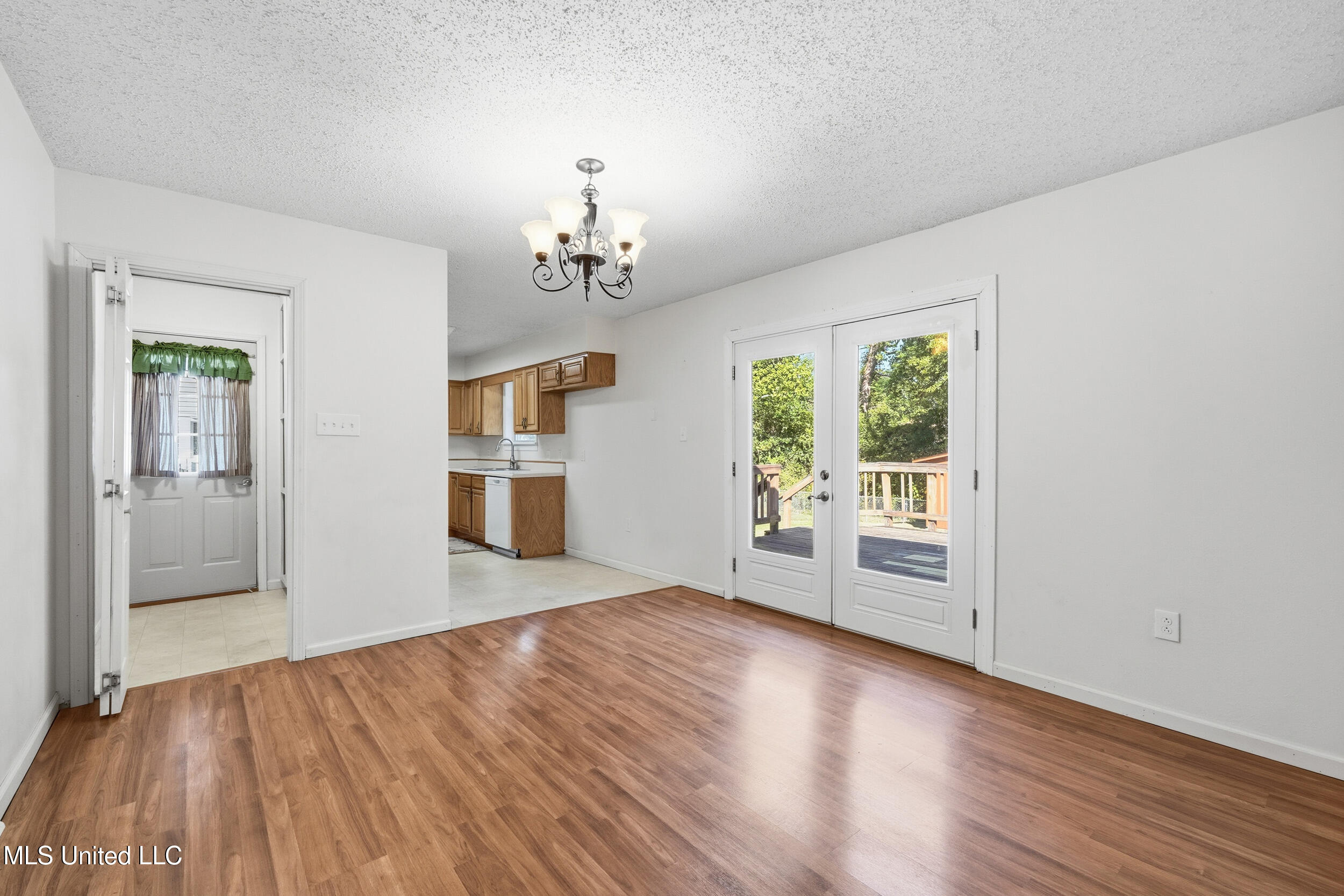 2138 Crestwood Drive Property Photo 7