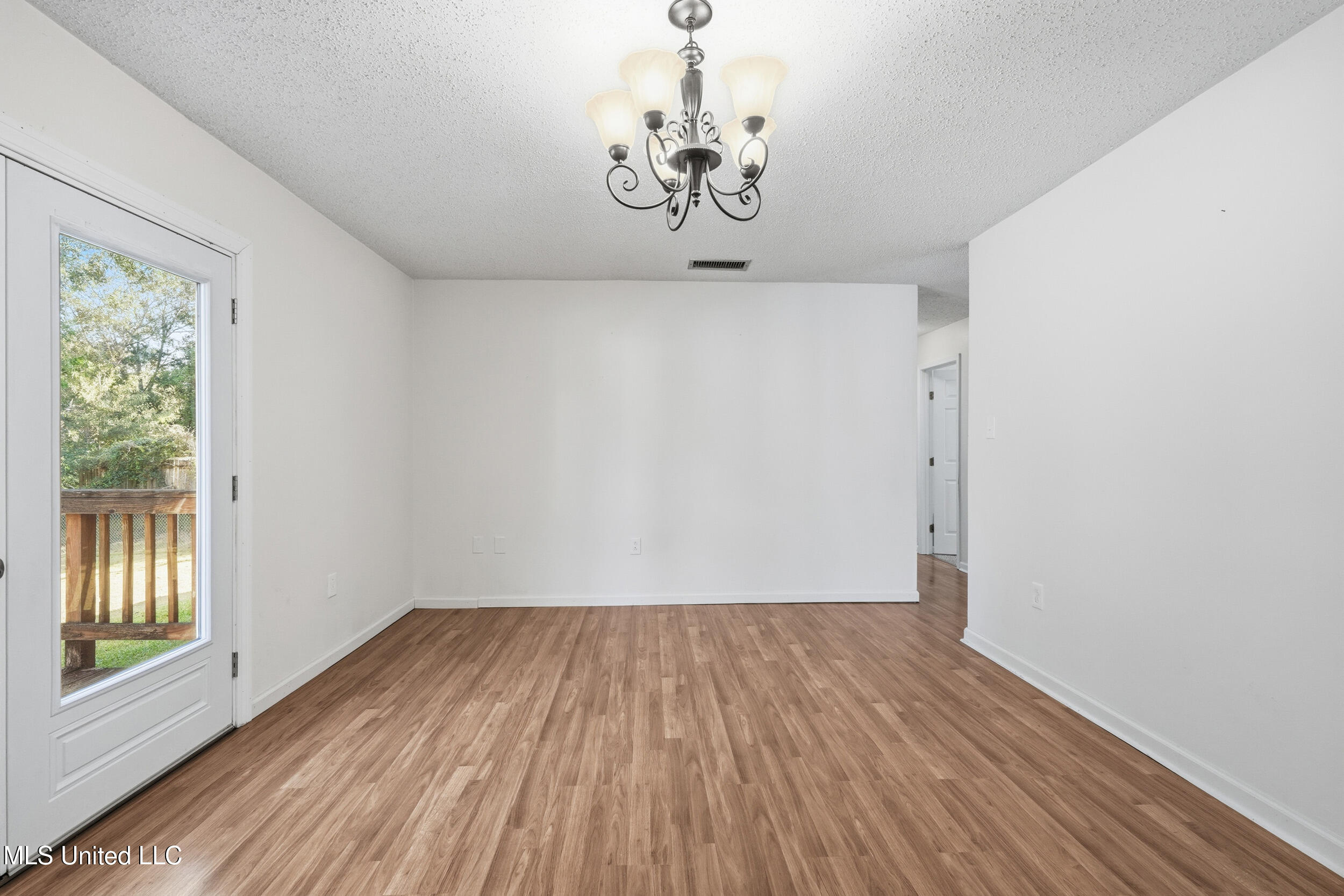 2138 Crestwood Drive Property Photo 8