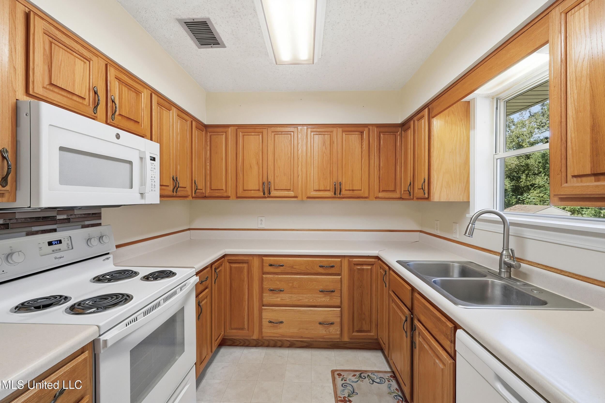 2138 Crestwood Drive Property Photo 10